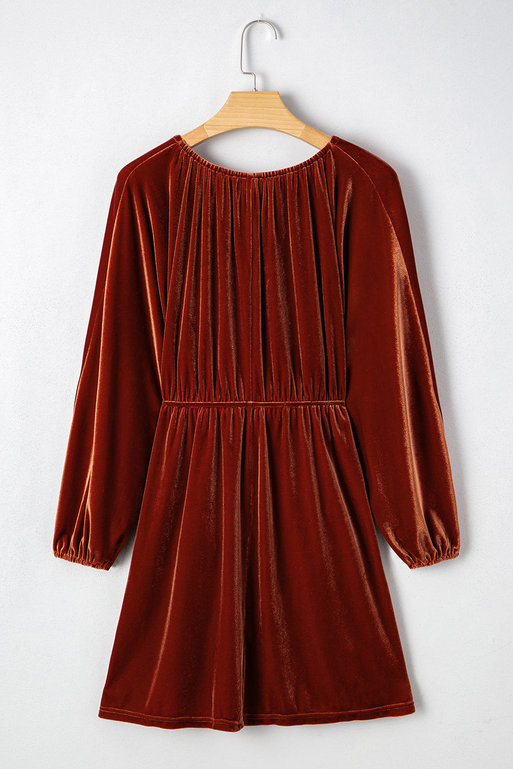 Vestido corto de terciopelo color arcilla con cuello en V, mangas abullonadas y diseño elástico.