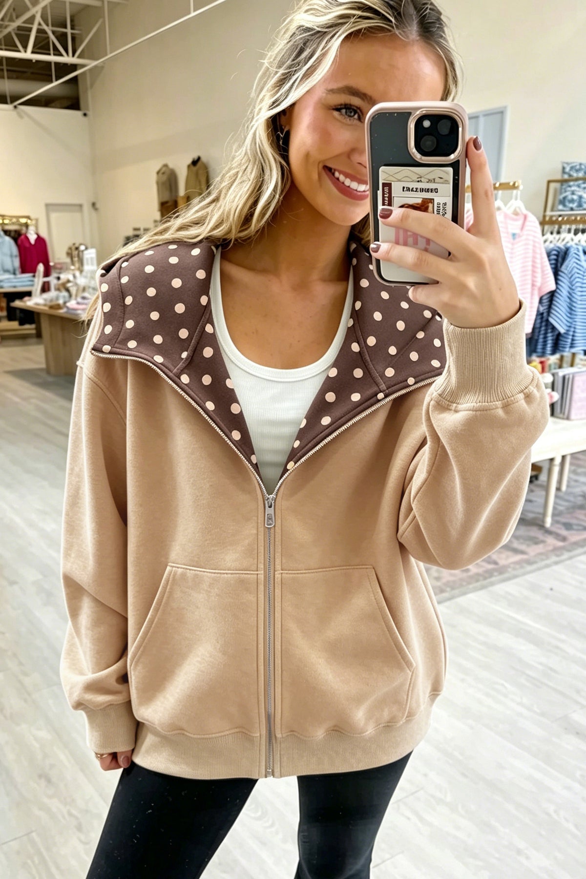Sudadera con capucha, cremallera y estampado de lunares color pergamino