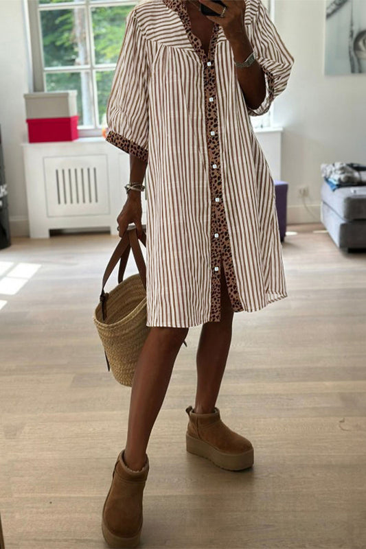 Vestido camisero con mangas anchas y botones cuadrados a rayas color caqui con ribete de leopardo - Bego Fashion