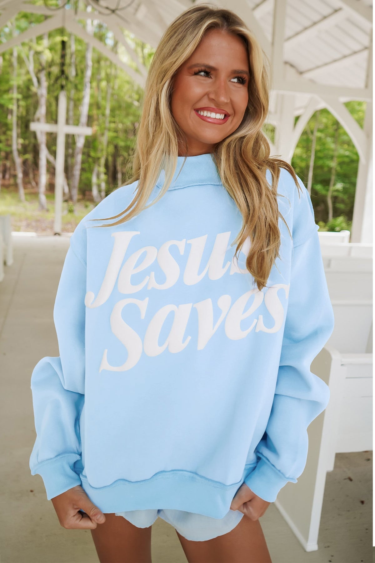 Sudadera holgada de color marrón oscuro con cuello alzado y estampado del eslogan «Jesus Saves»