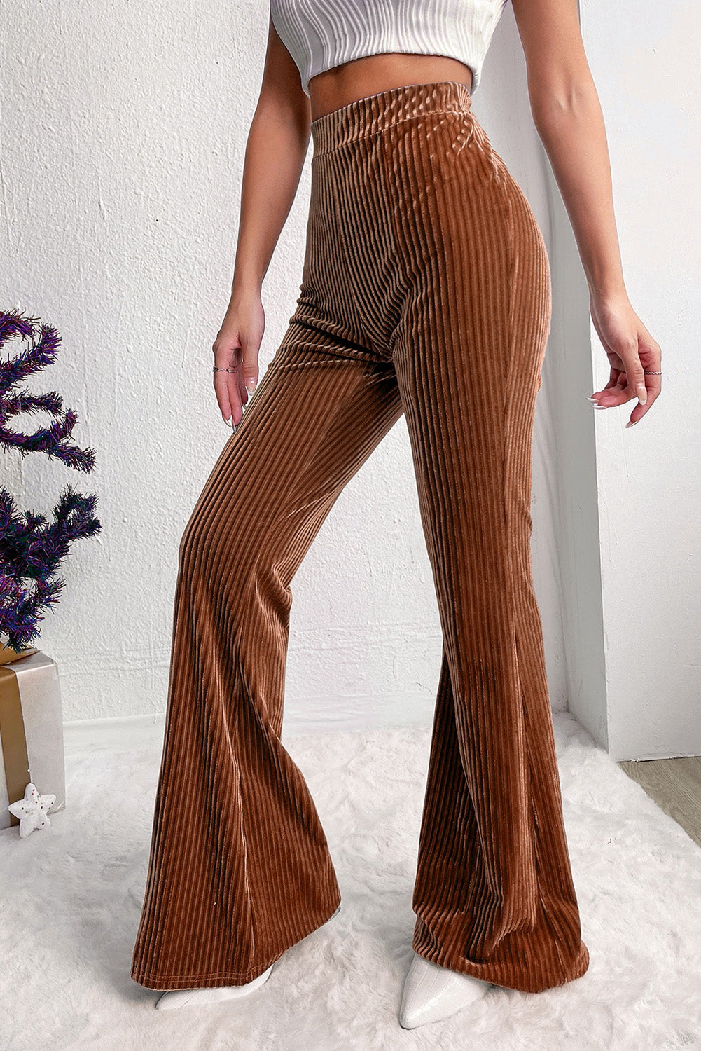Pantalones de pana acampanados de tiro alto y color liso (tono castaño)