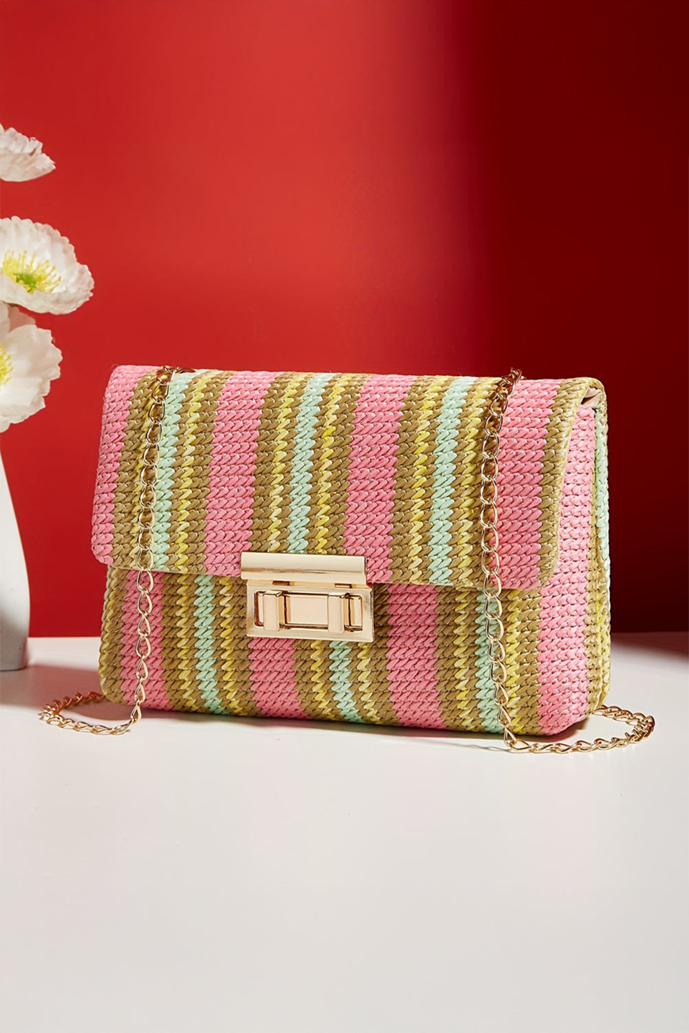 Bolso de hombro tejido a rayas rosas con solapa y correa de cadena