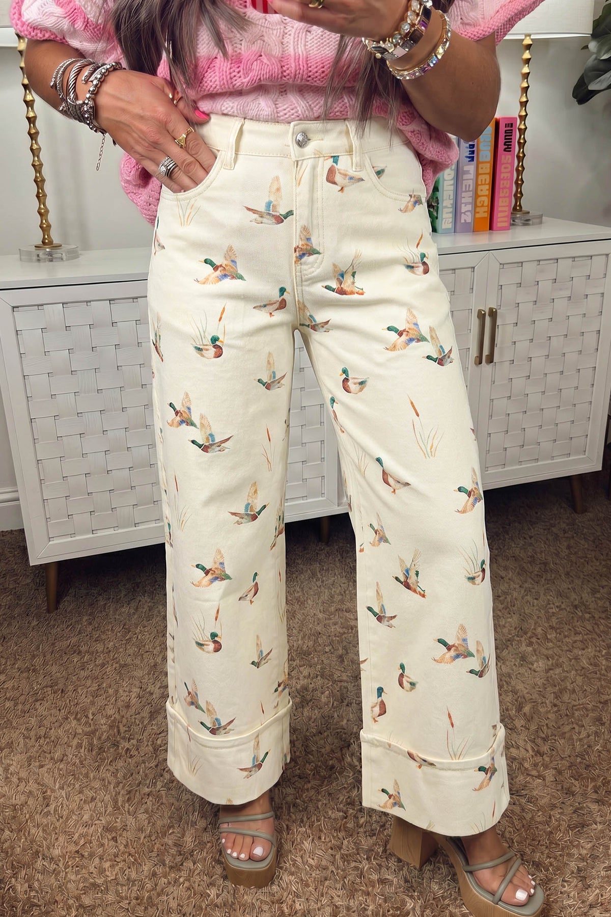 Vaqueros beige elegantes con estampado de patos y bajo con puños