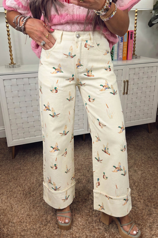Vaqueros beige elegantes con estampado de patos y bajo con puños