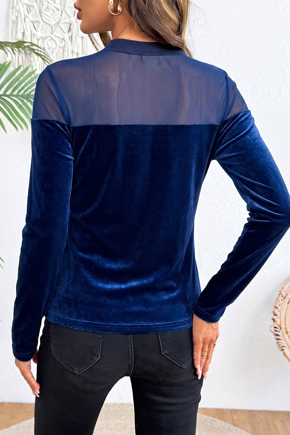 Blusa tipo suéter casual de terciopelo azul marino, de manga larga y estilo patchwork, con cuello transparente.