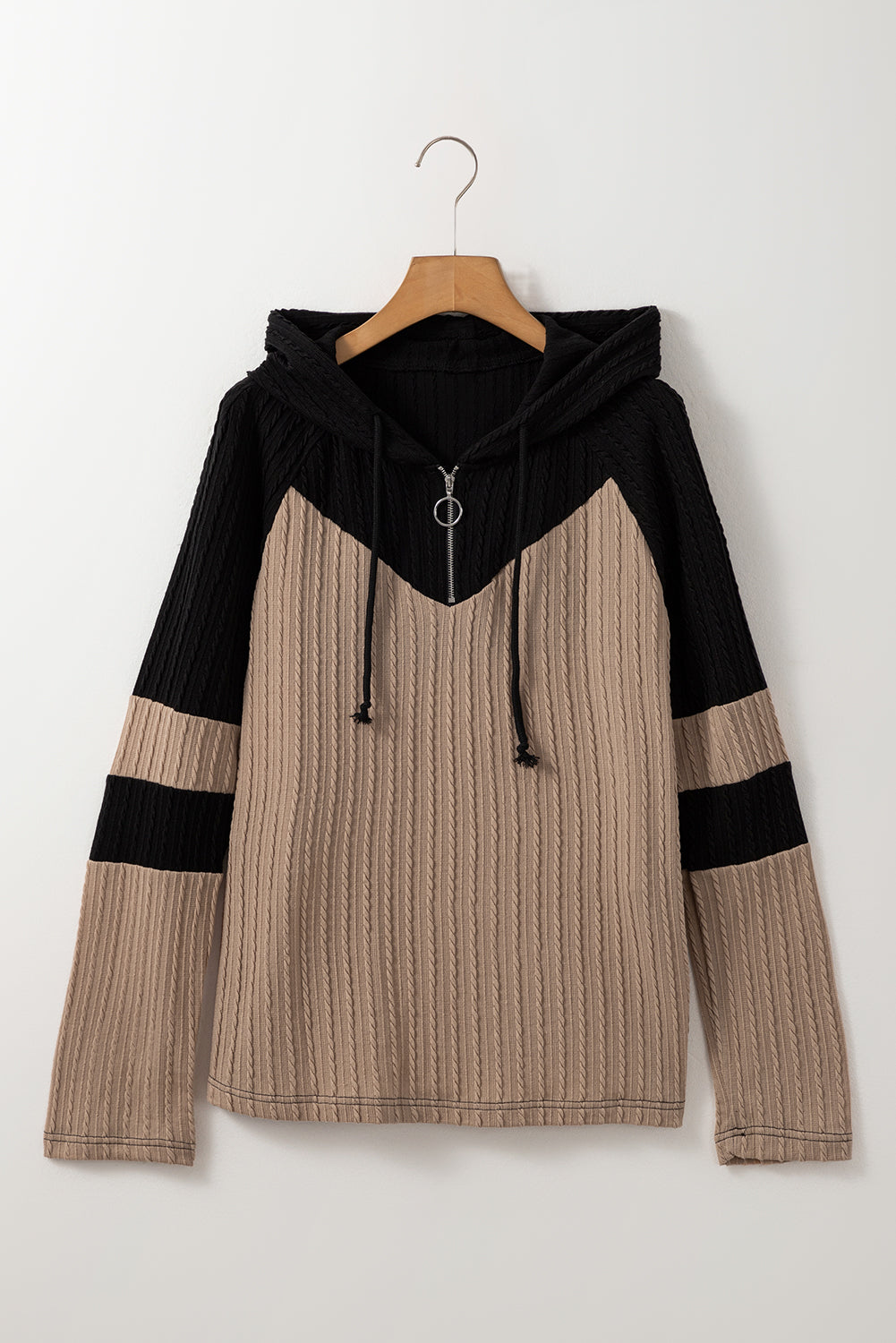 Sudadera de manga larga con bloques de color, textura tipo pergamino, cierre de un cuarto y capucha con cordón