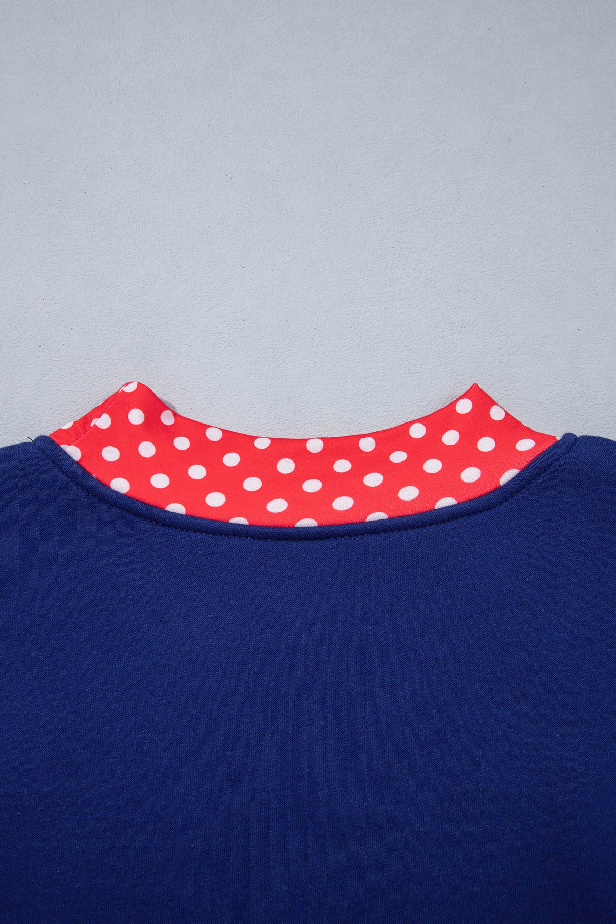 Sudadera rojo intenso con estampado de letras y lunares, cuello perkins y ribetes en contraste