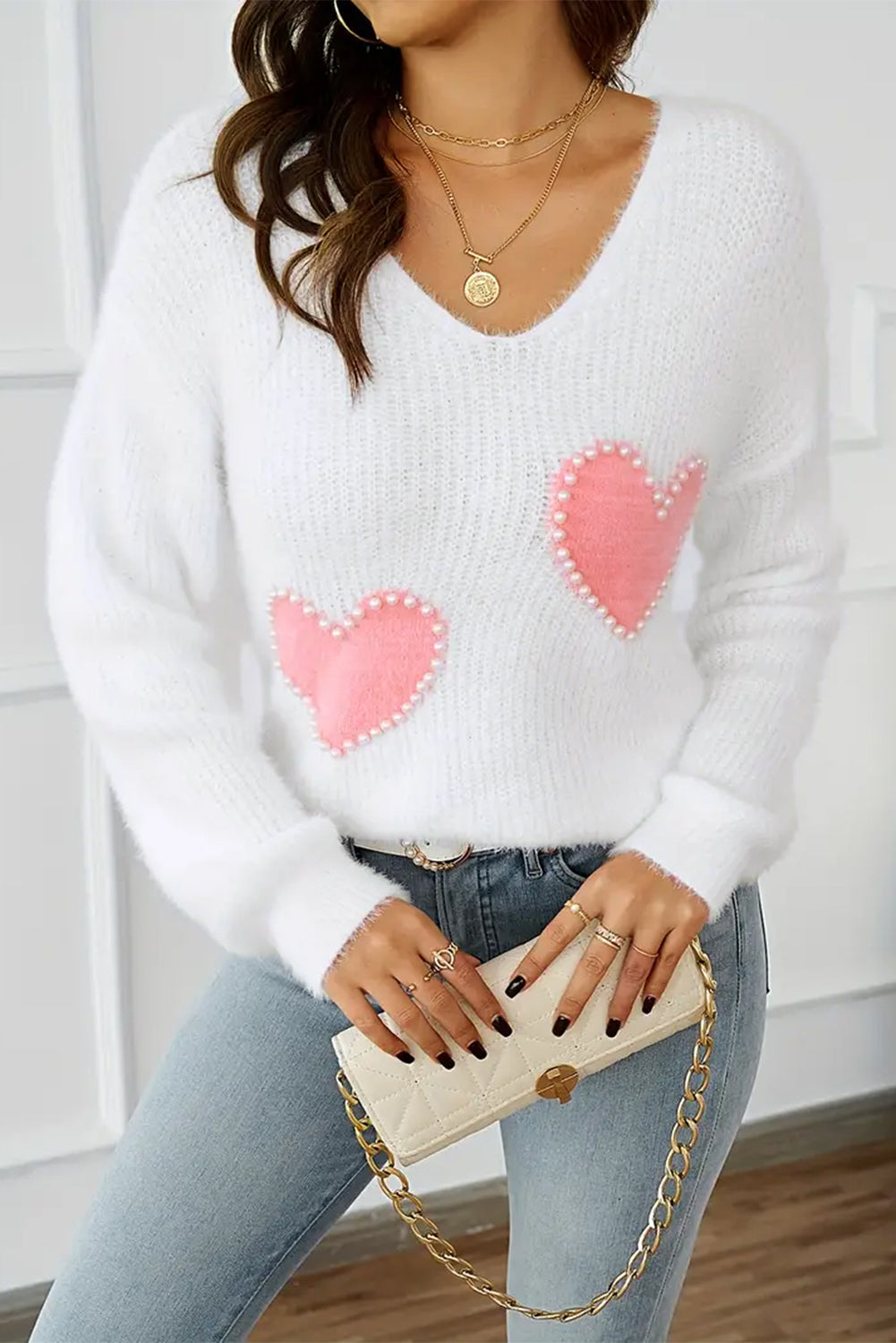 Suéter peludito con cuello en V y diseño de corazón de cuentas de perla blanca