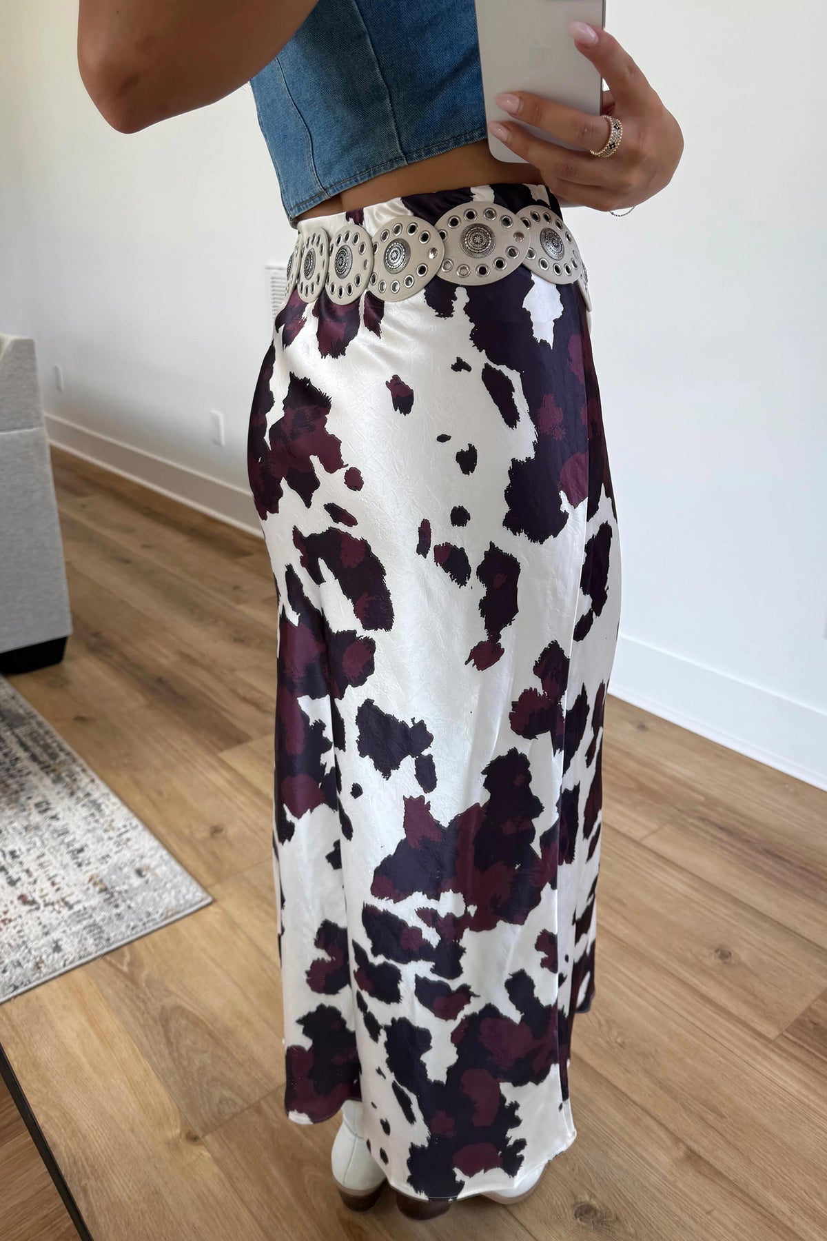 Falda larga estilo western con estampado abstracto marrón y cremallera metálica en la cintura, ideal para uso diario.