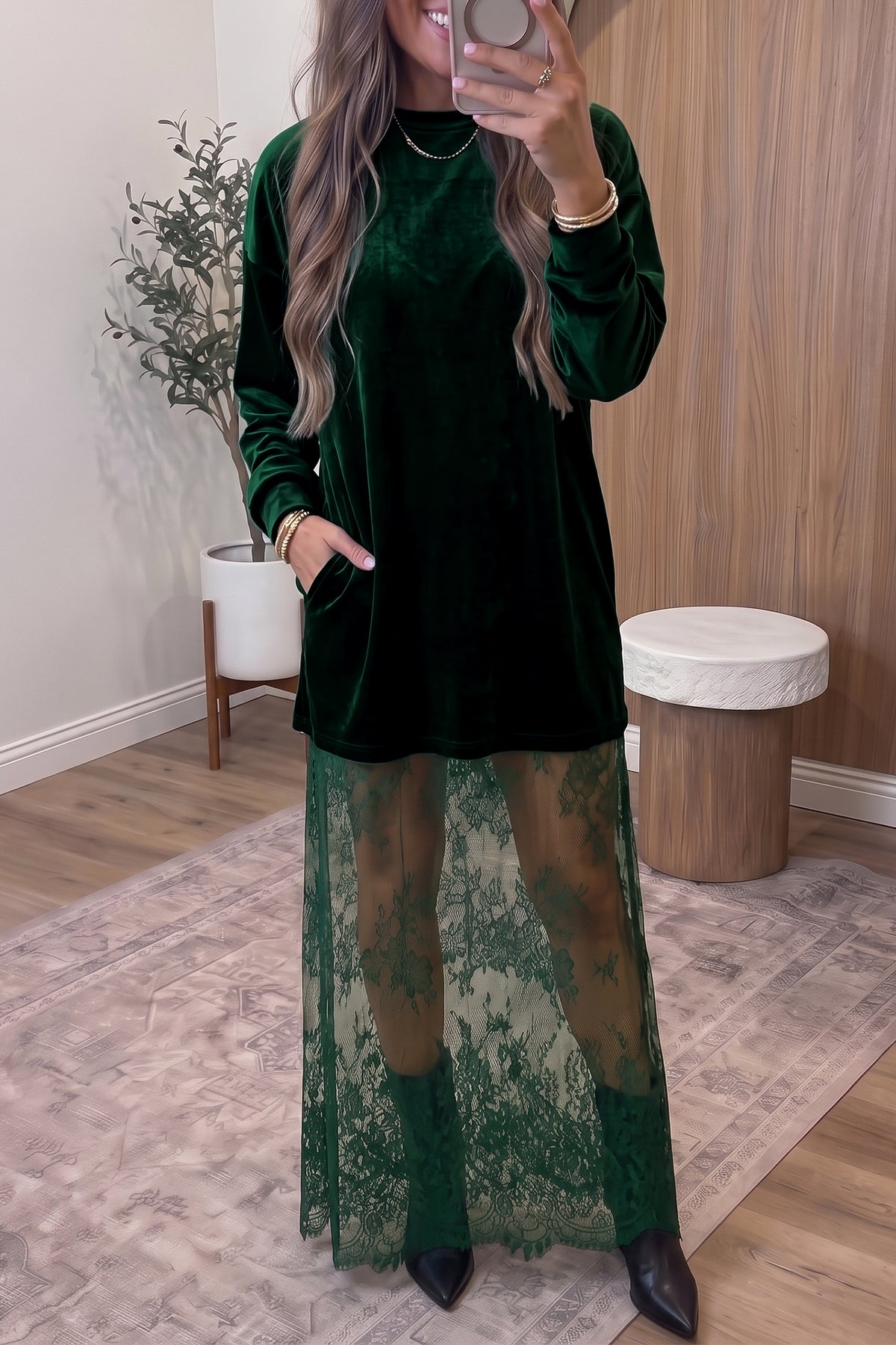 Maxivestido recto de terciopelo verde negruzco con manga larga, detalles de encaje y bajo combinado