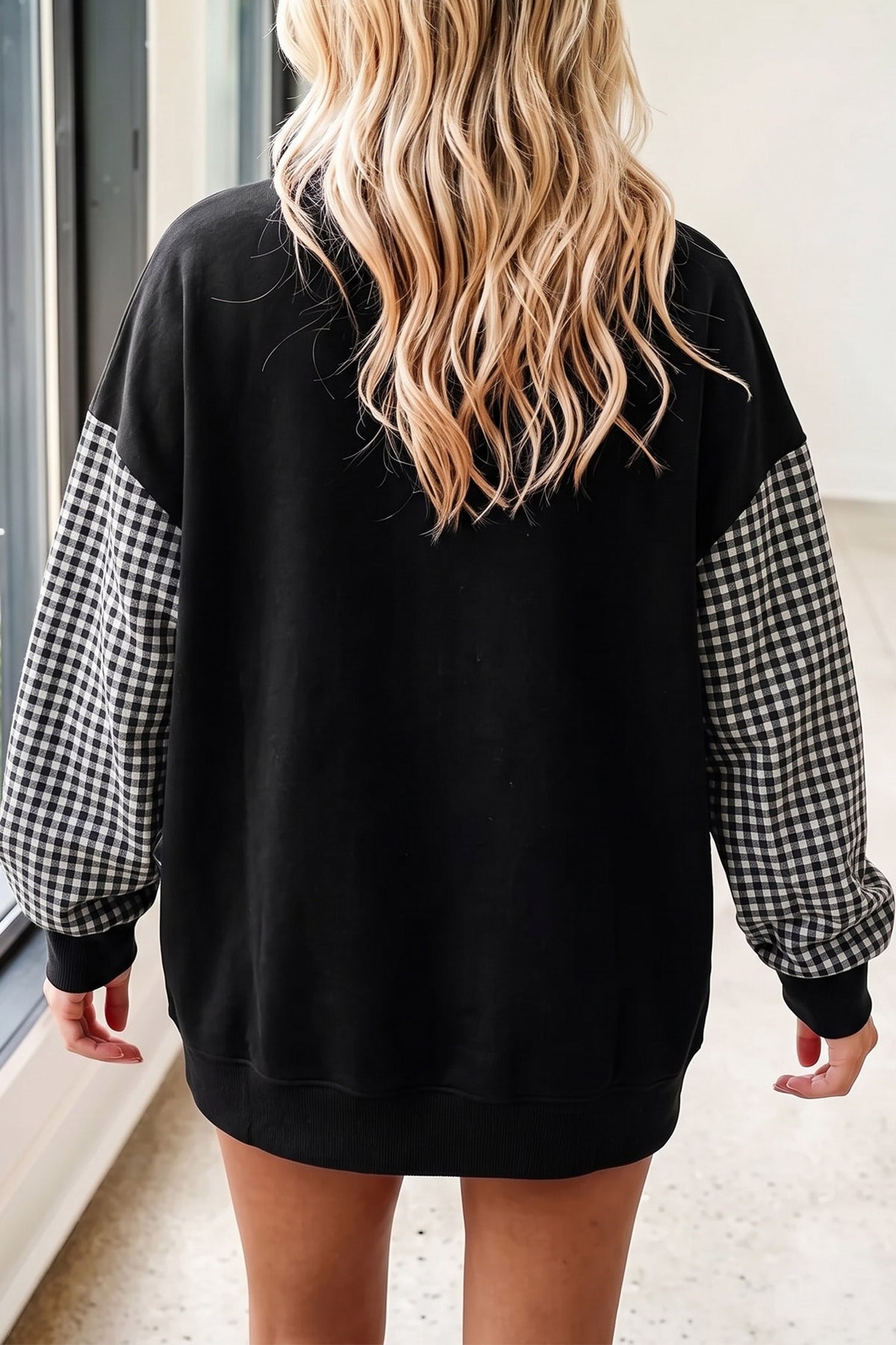 Sudadera tipo túnica de Halloween con estampado de fantasma, diseño de paneles y mangas a cuadros negros