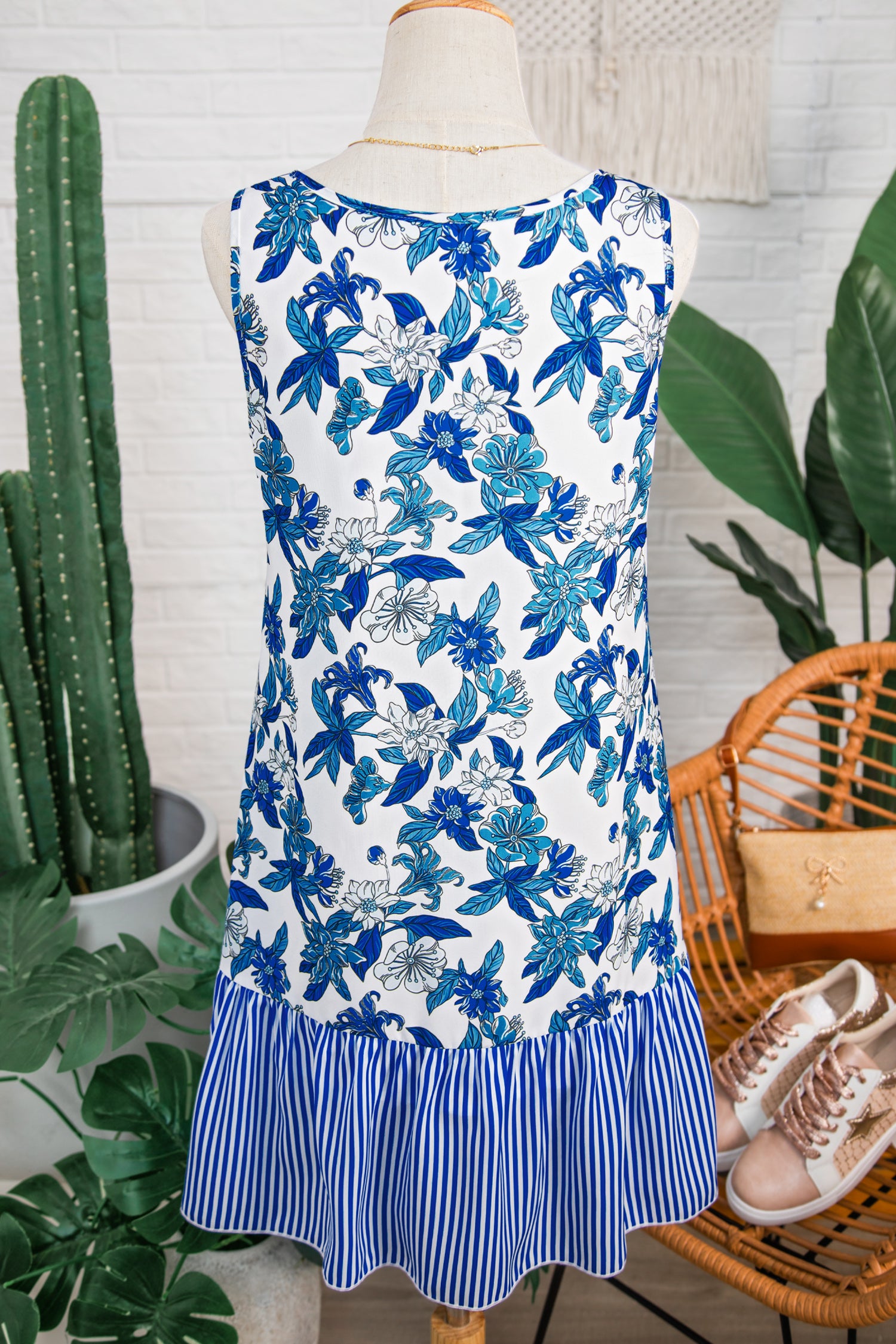 Vestido de patchwork con estampado floral azul cielo, cuello en U, sin mangas, a rayas y bajo con volantes - Bego Fashion