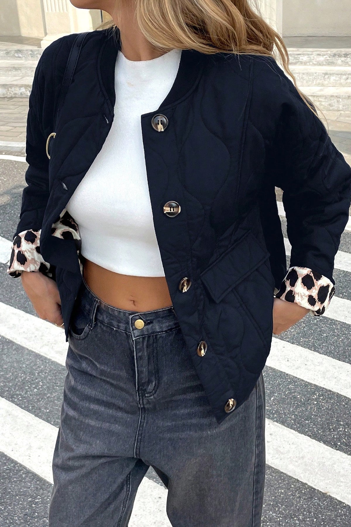 Chaqueta acolchada estilo retro negra con botones y puños con estampado de leopardo