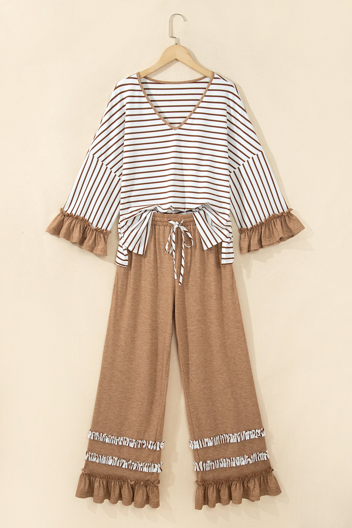 Conjunto de 2 piezas: top de rayas azules con cuello en V y mangas con volantes en contraste, y pantalón con cordón ajustable.