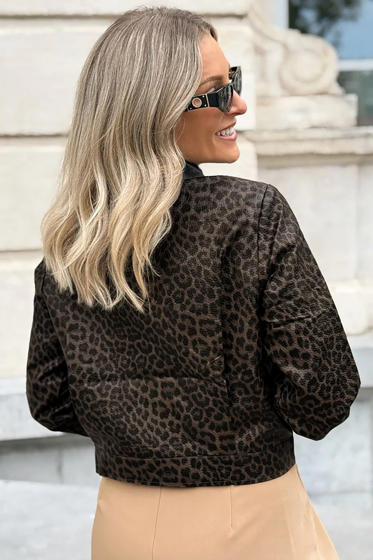 Chaqueta multicolor con estampado de leopardo, diseño en bloques de color, cuello y cierre frontal metálico.