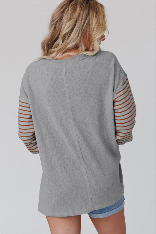 Blusa gris a rayas y bloques de color con mangas obispo