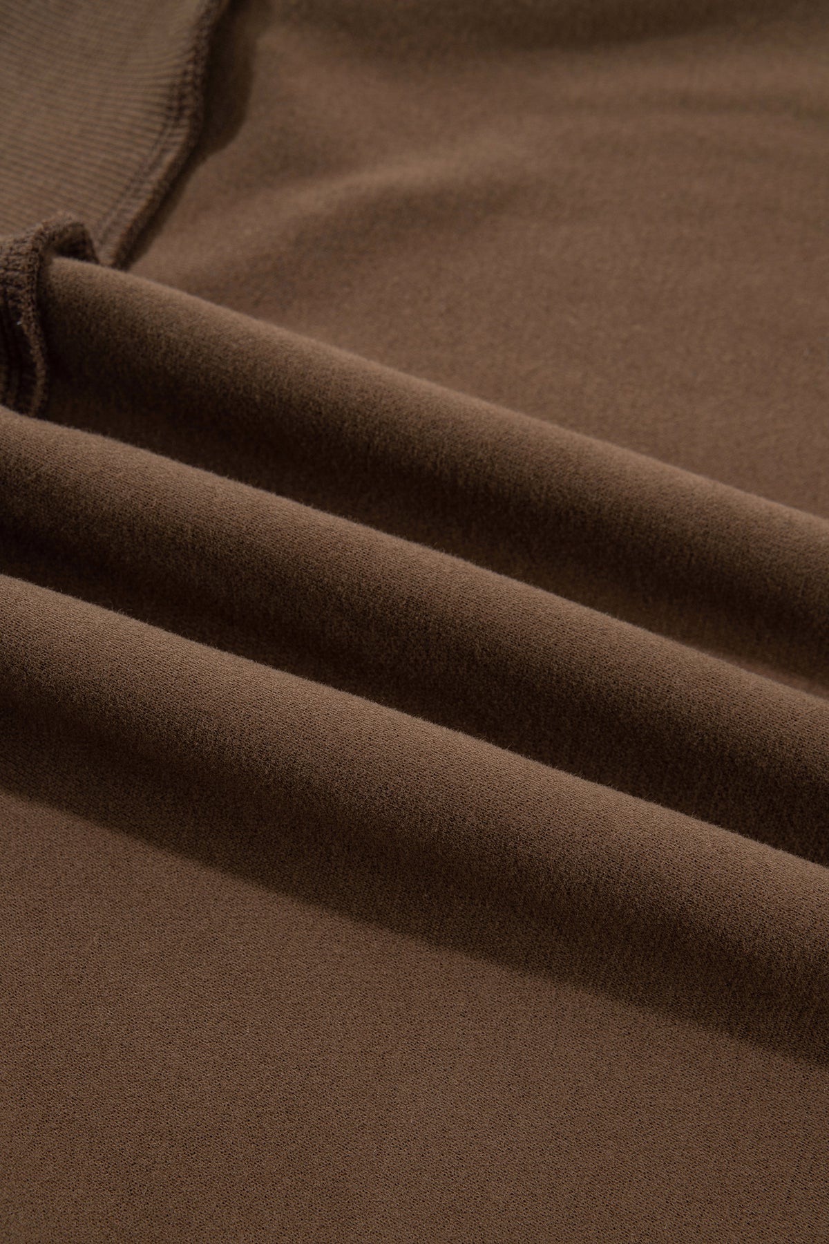 Sudadera holgada de color marrón oscuro con cuello alzado y estampado del eslogan «Jesus Saves»