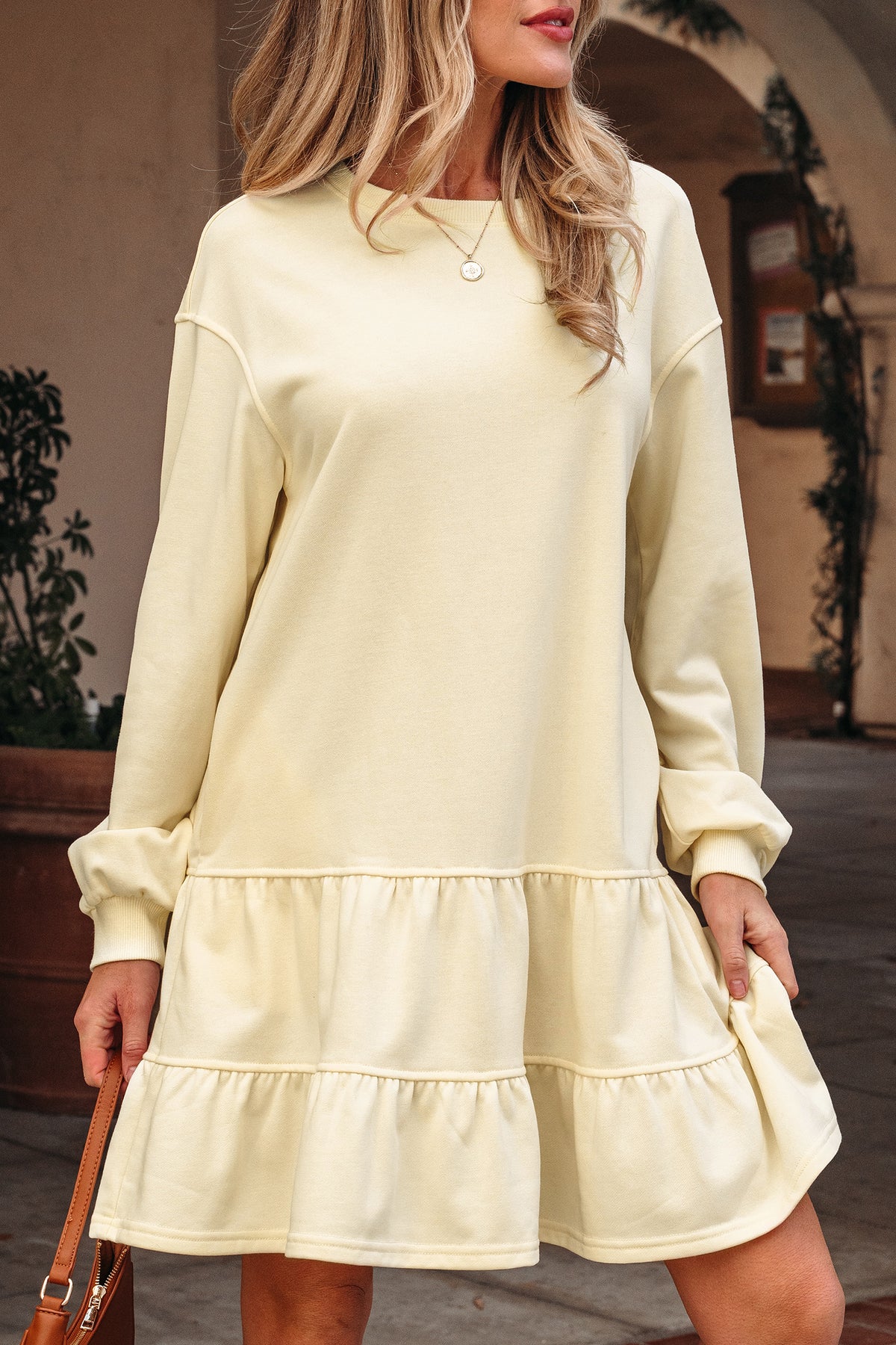 Minivestido holgado de manga larga en color beige con doble volante en el bajo