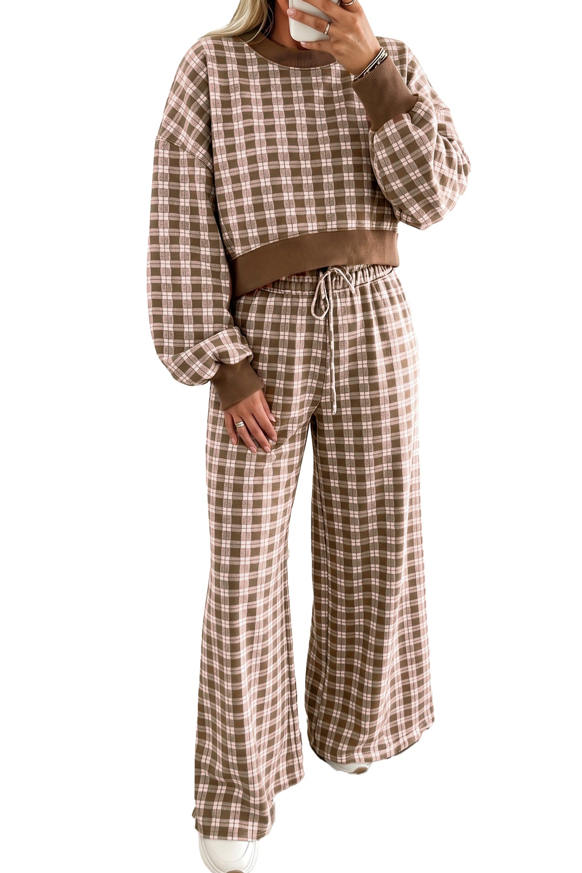 Conjunto de dos piezas: top de manga larga con hombros caídos, estampado de cuadros en tono caqui y detalles en bloques de color acanalados, junto con pantalón a juego.