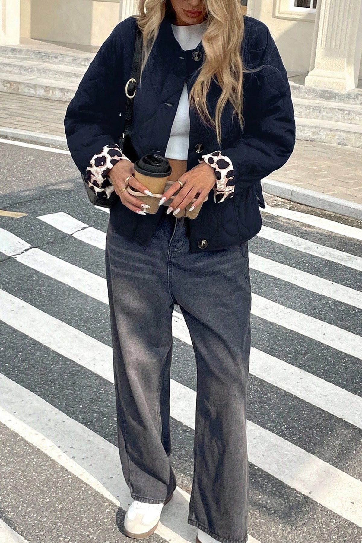 Chaqueta acolchada estilo retro negra con botones y puños con estampado de leopardo