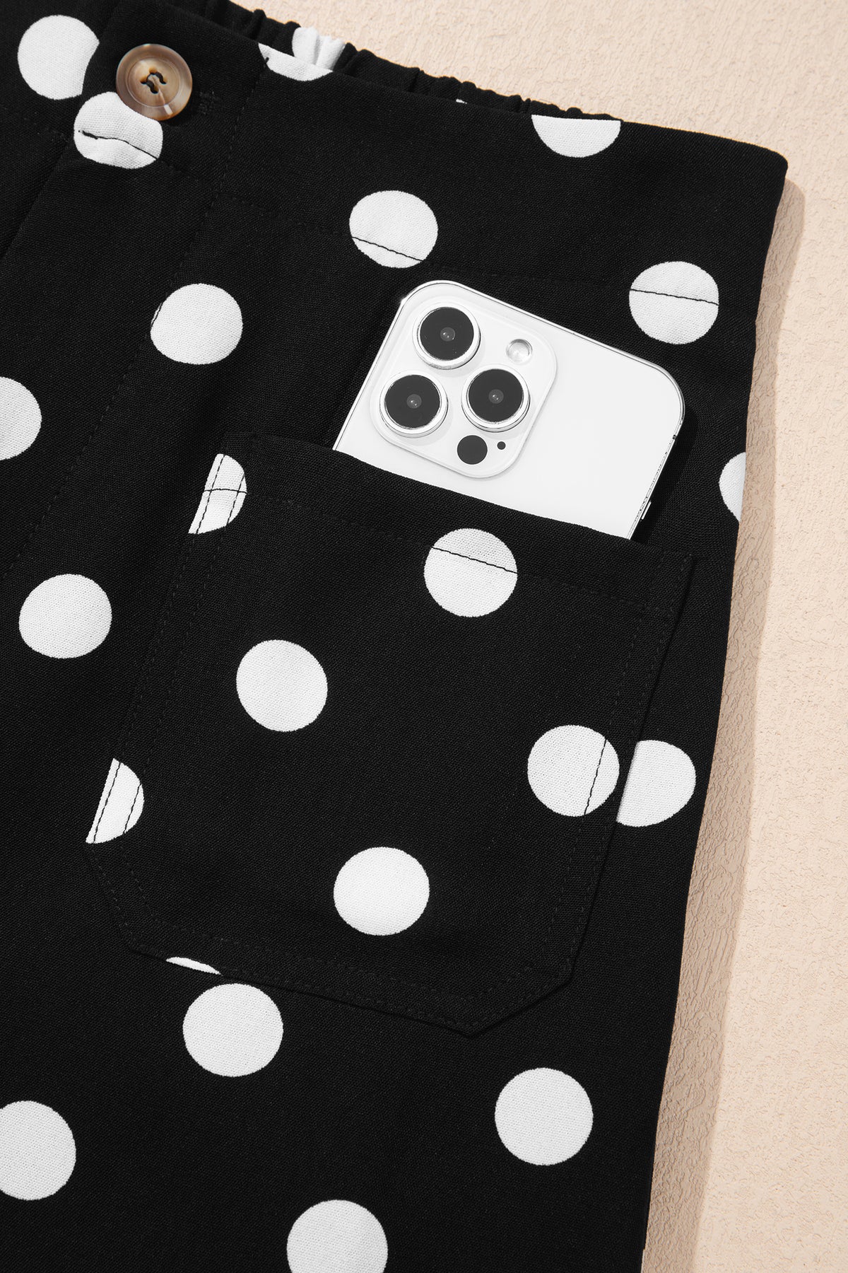 Pantalones rectos de talle medio con bolsillos de parche y estampado de lunares negros