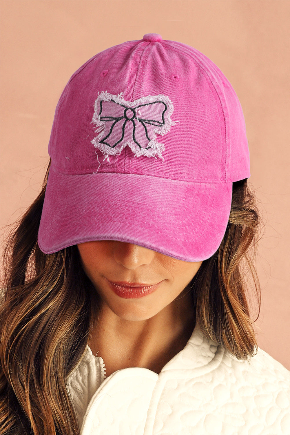 Gorra de béisbol ajustable estilo patchwork, color rosa intenso, con detalle de lazo.