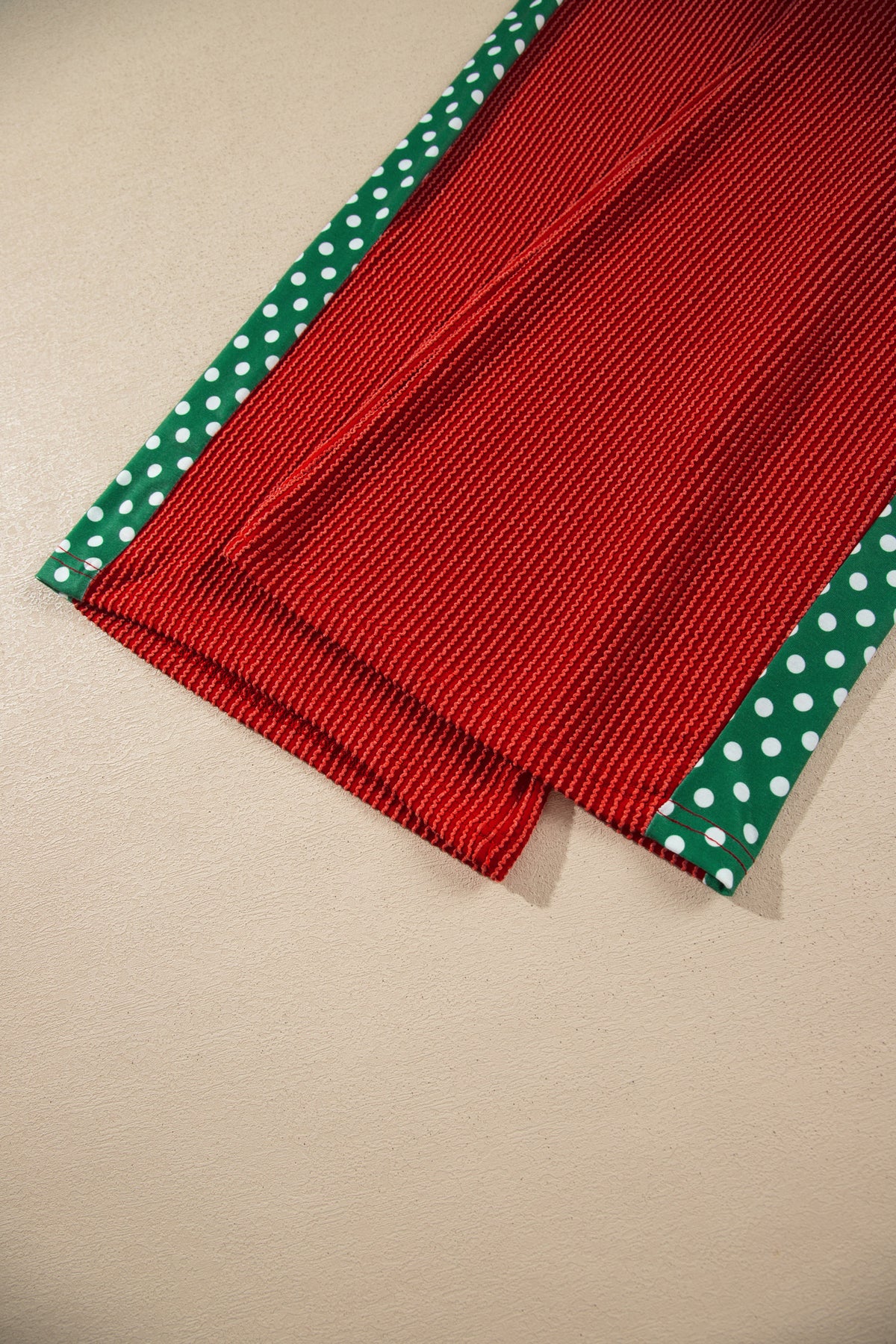 Conjunto de 2 piezas rojo y acogedor de manga larga: pantalón y top con diseño de parches acanalados y detalles de lunares.