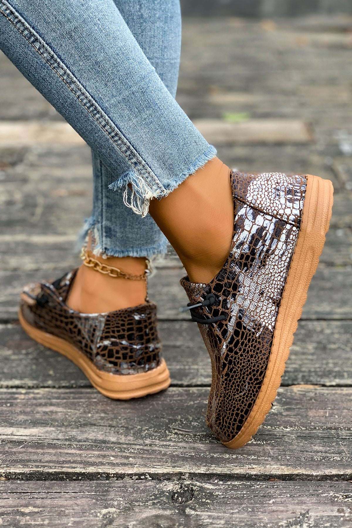 Mocasines cómodos color mostaza con estampado artístico de estilo étnico y detalle de cordones.
