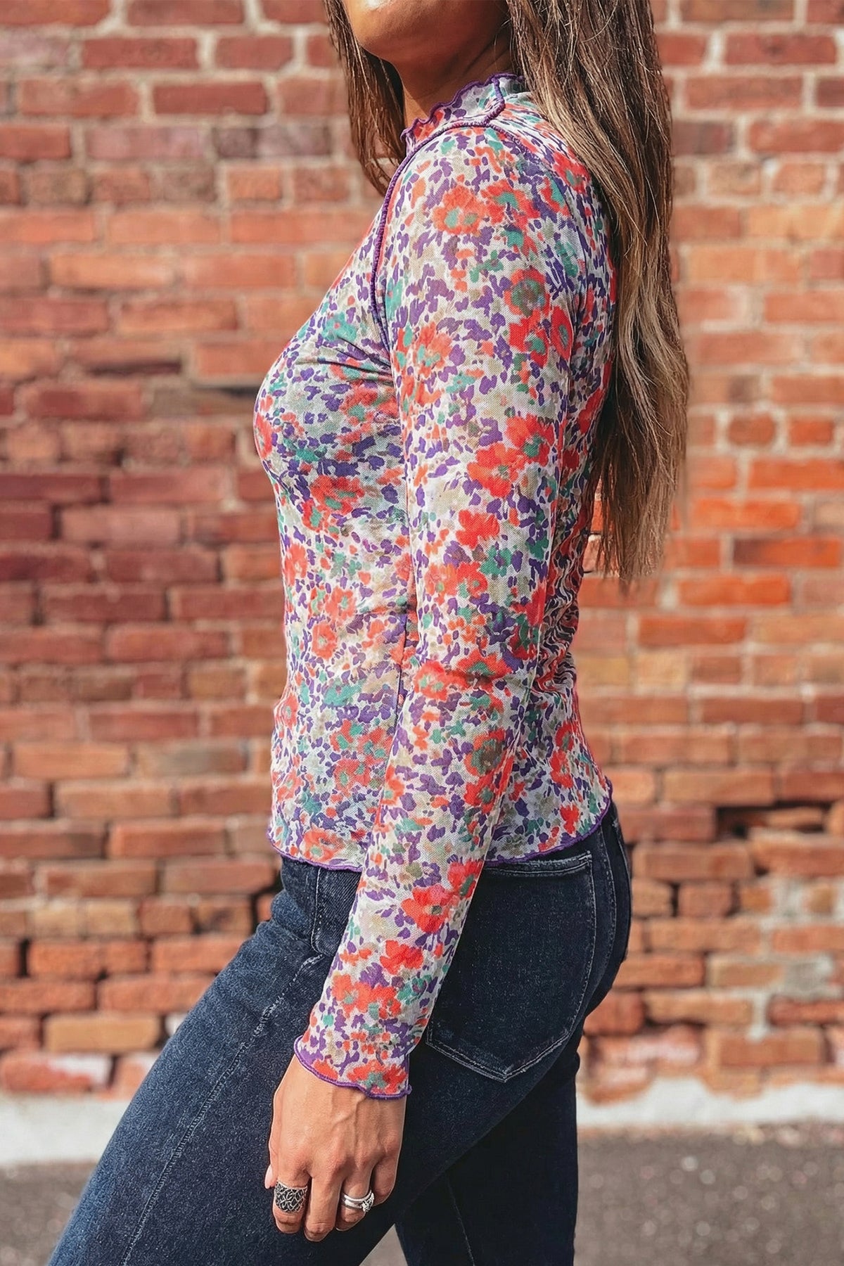 Top de malla de manga larga y cuello perkins, corte entallado, con estampado floral en gris humo