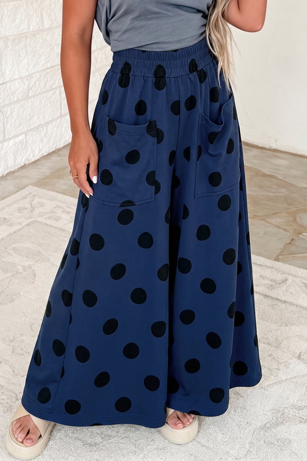 Pantalones informales de pernera ancha, con cintura elástica y estampado de lunares sobre fondo azul