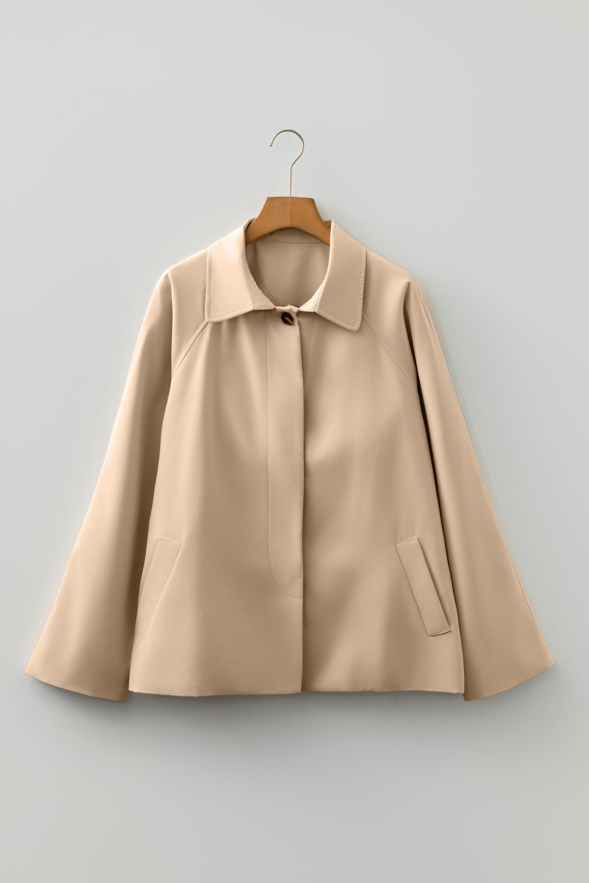 Gabardina de botonadura sencilla con forro de cuadros y diseño de patchwork