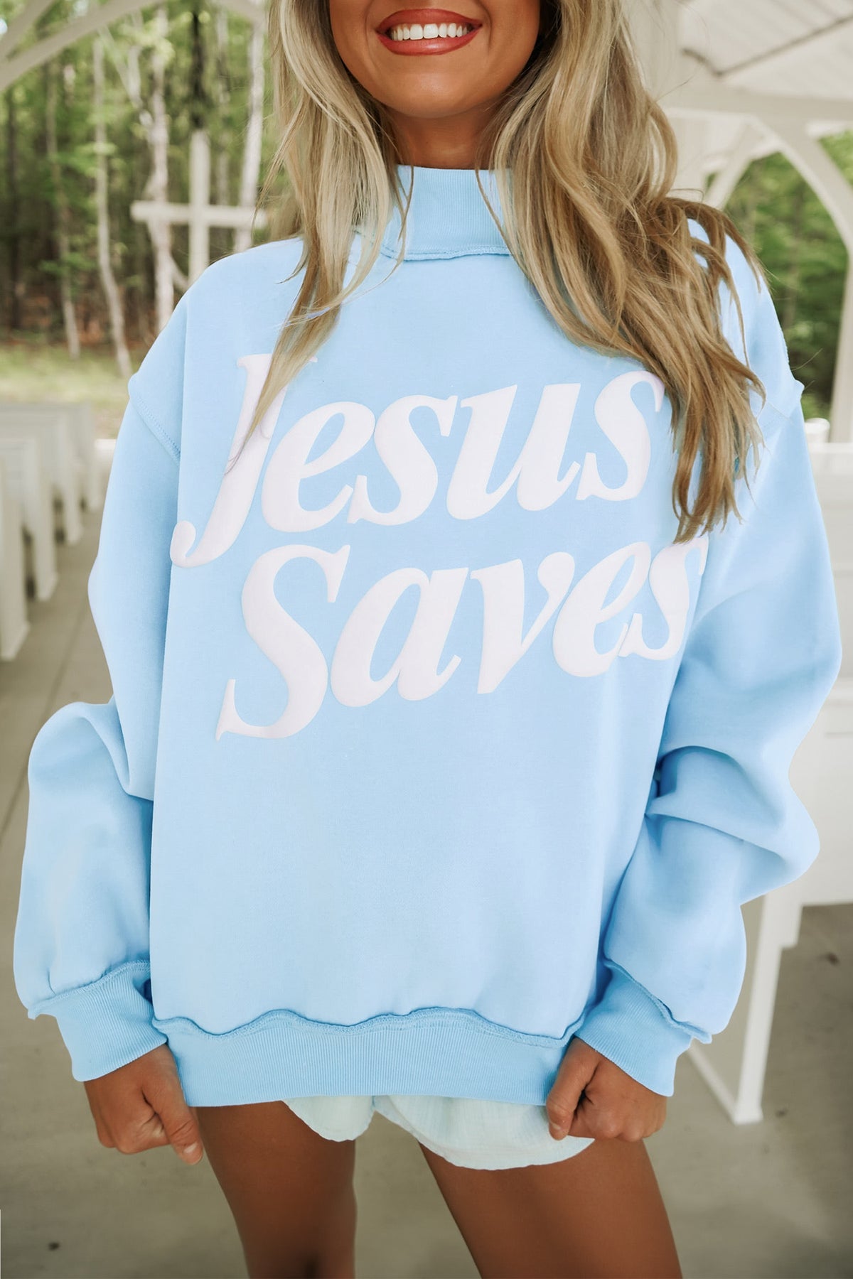 Sudadera holgada de color marrón oscuro con cuello alzado y estampado del eslogan «Jesus Saves»