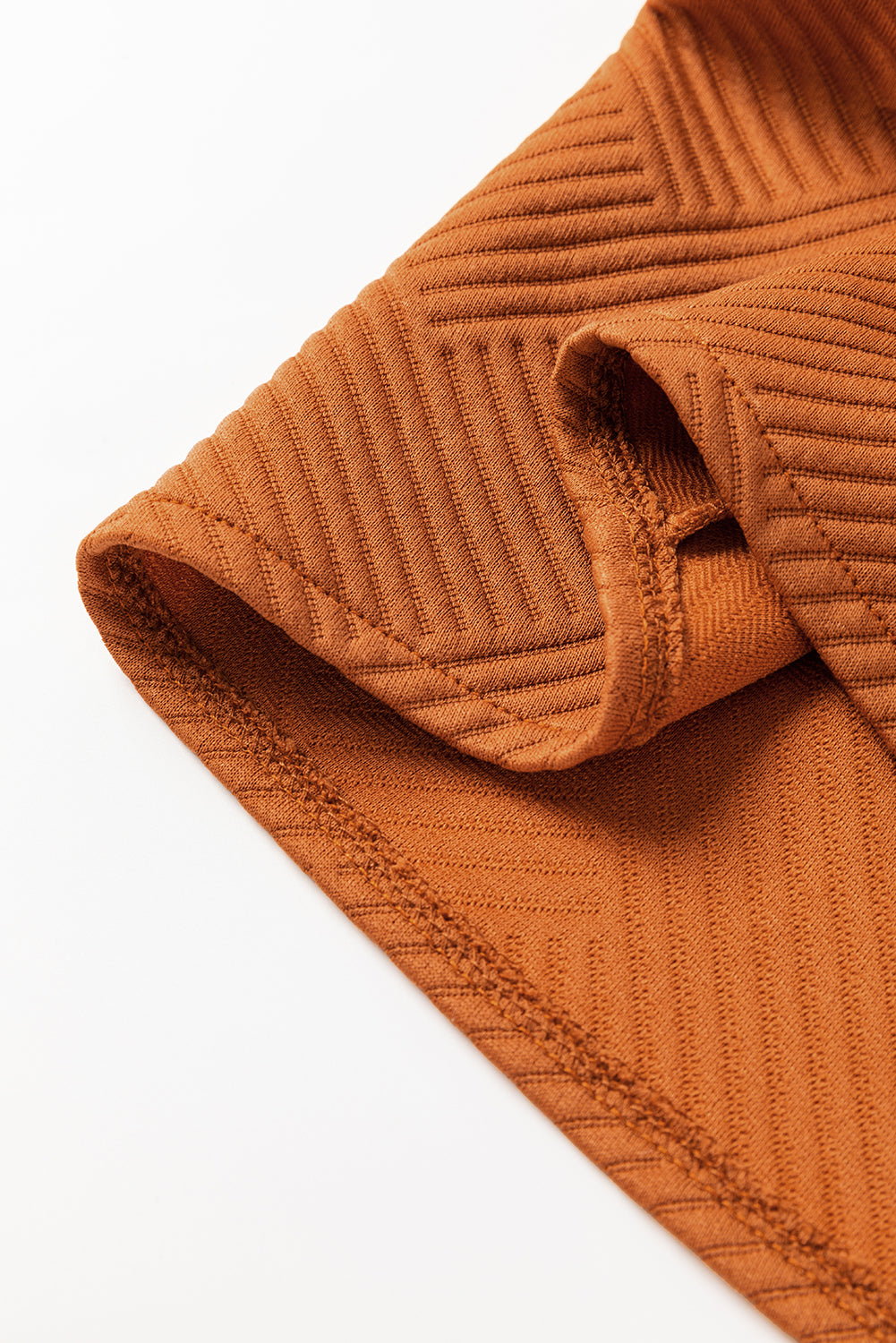 Abrigo largo con cuello texturizado y hombros caídos con botones en la parte delantera y diseño de llamas doradas - Bego Fashion