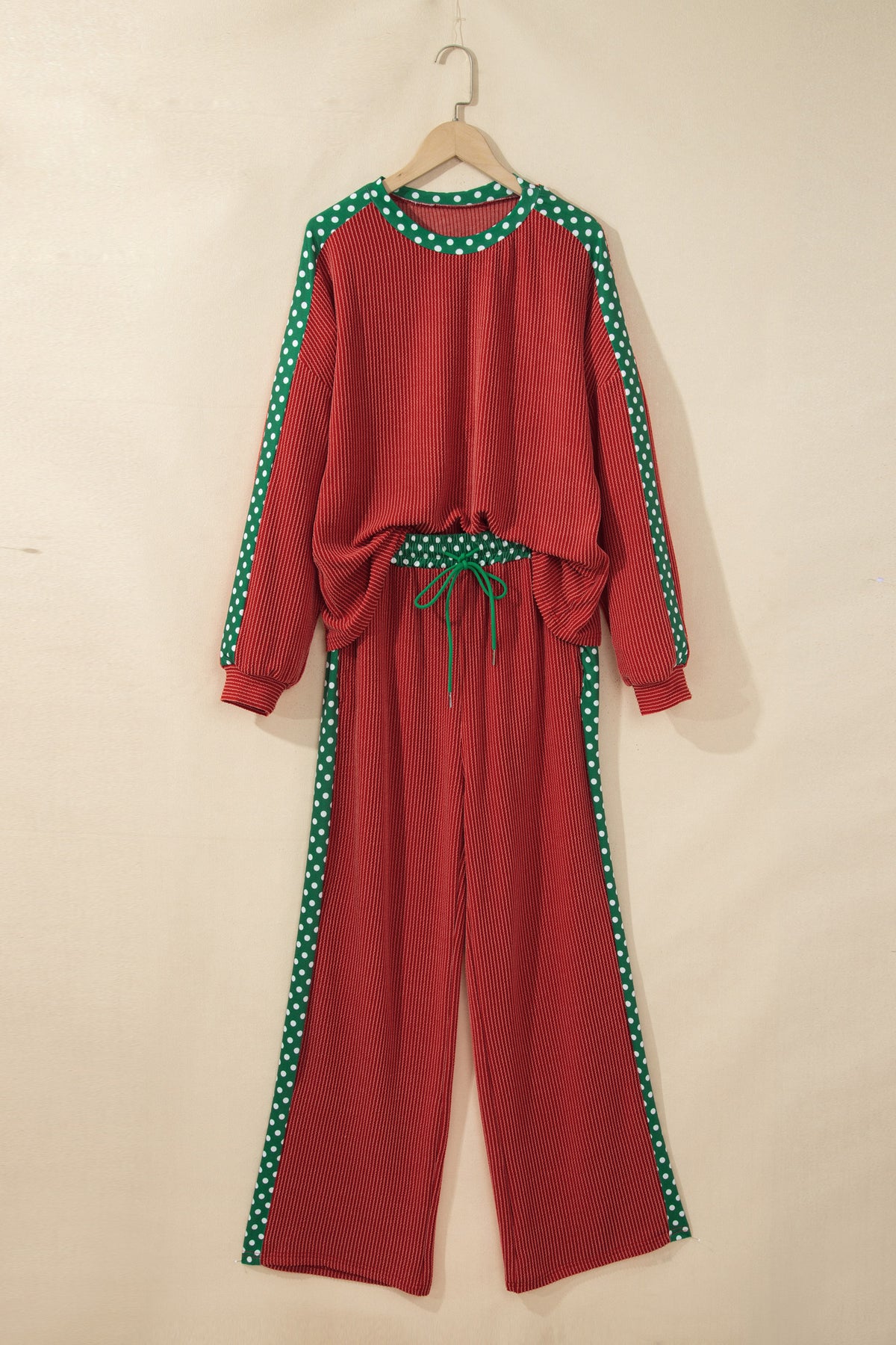 Conjunto de 2 piezas rojo y acogedor de manga larga: pantalón y top con diseño de parches acanalados y detalles de lunares.