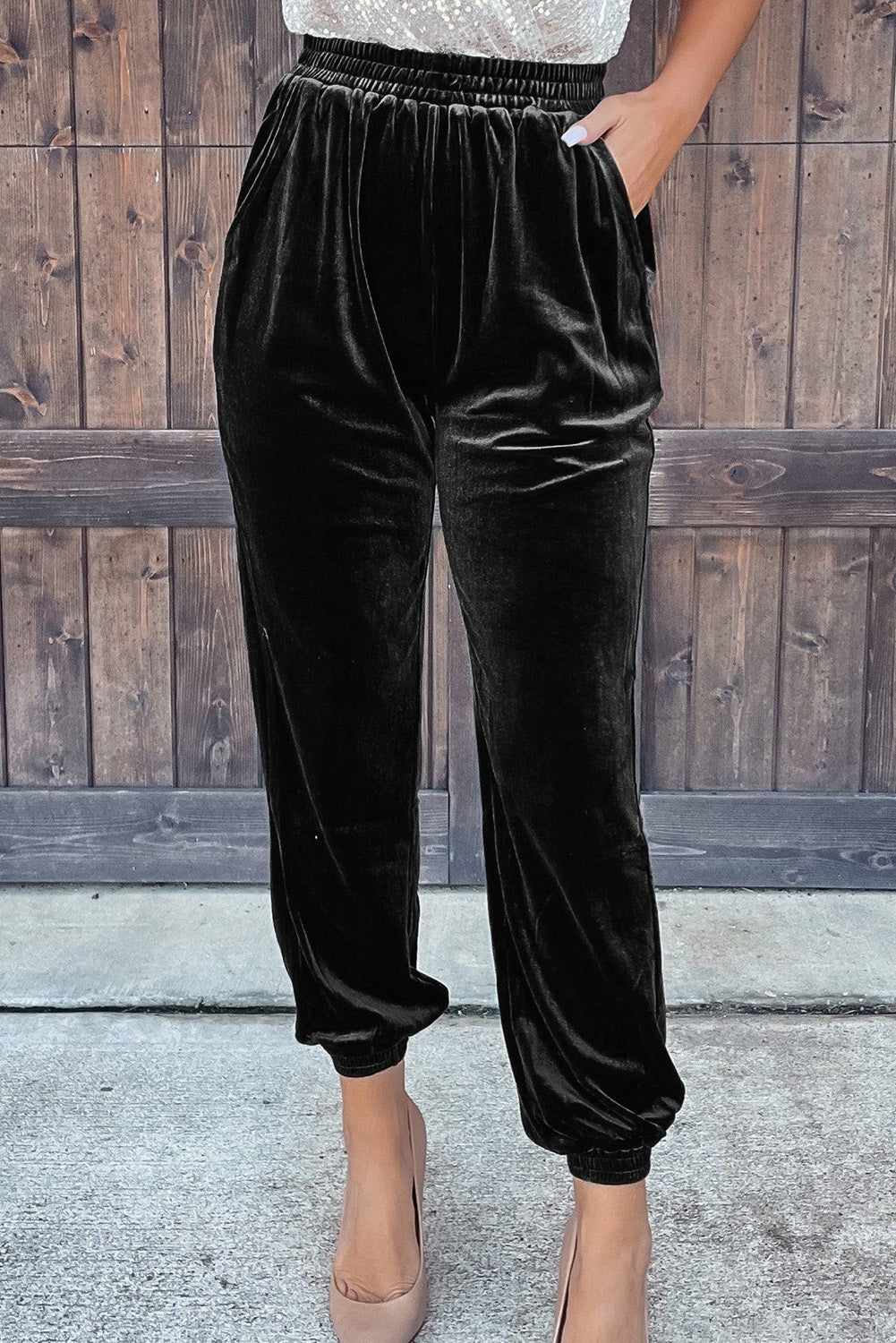 Pantalones tipo jogger de terciopelo negro liso