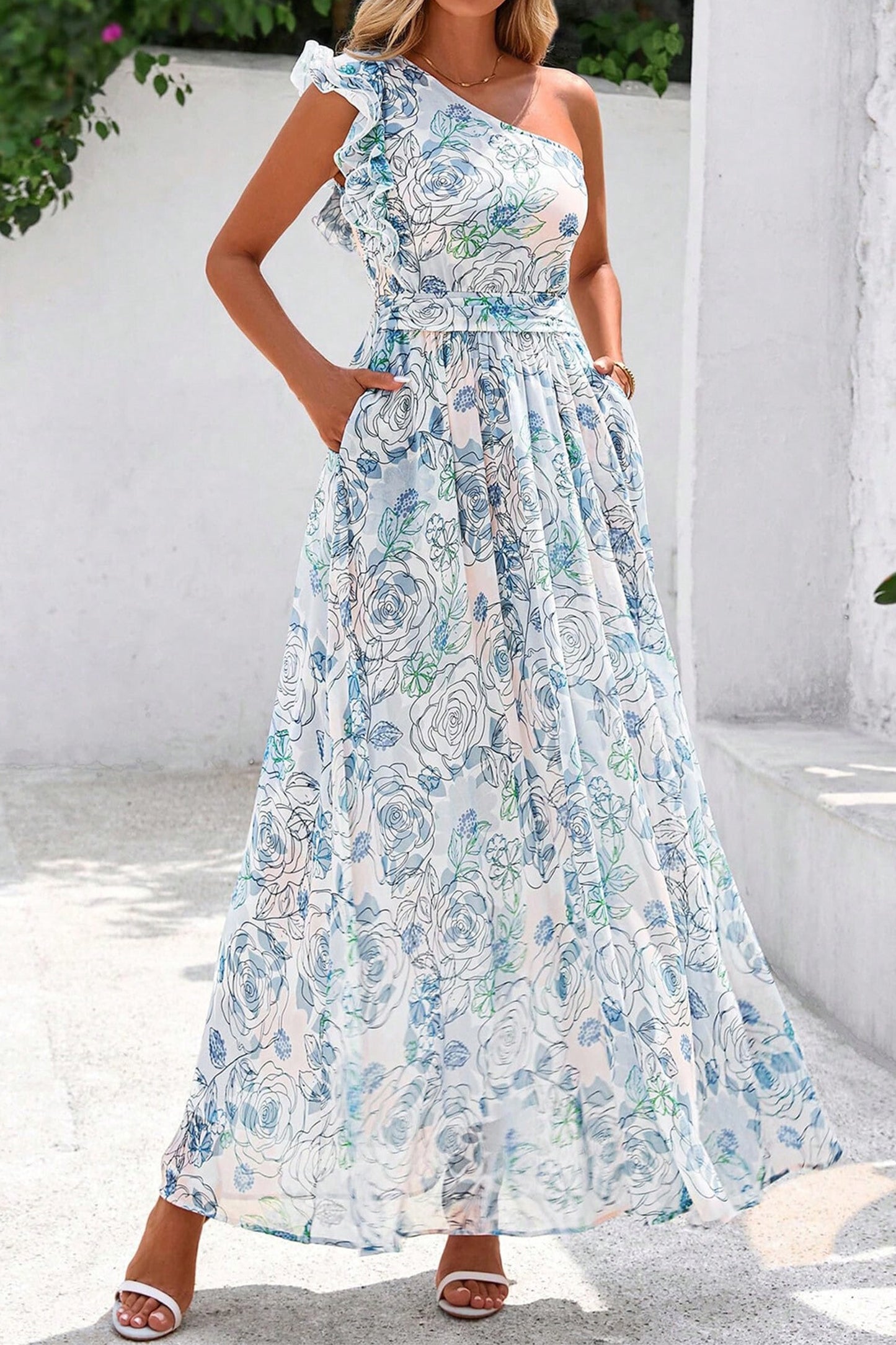 Maxivestido de vacaciones azul cielo con estampado floral, volantes y un solo hombro