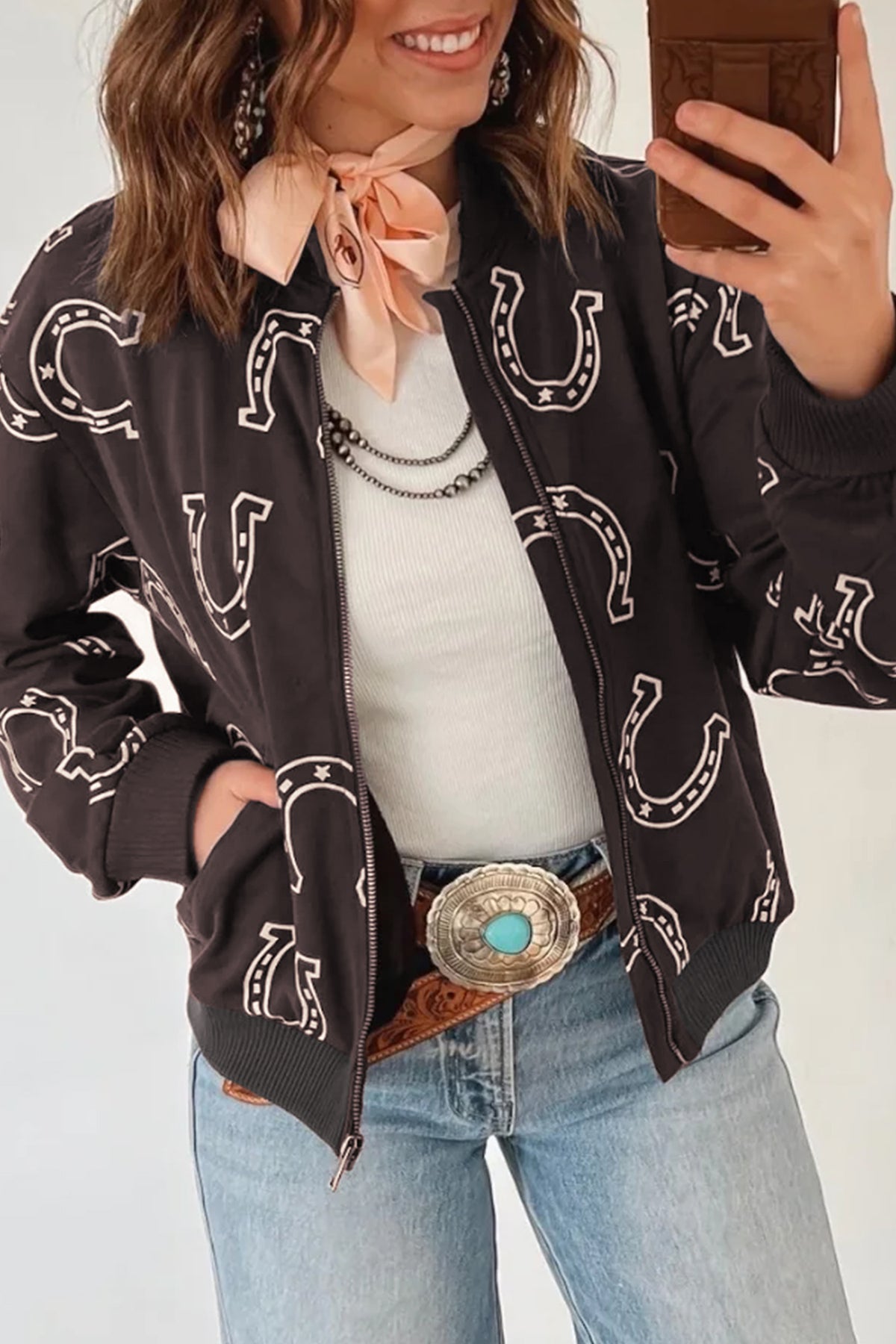 Chaqueta recta marrón con estampado de herraduras estilo western y bolsillo con cremallera