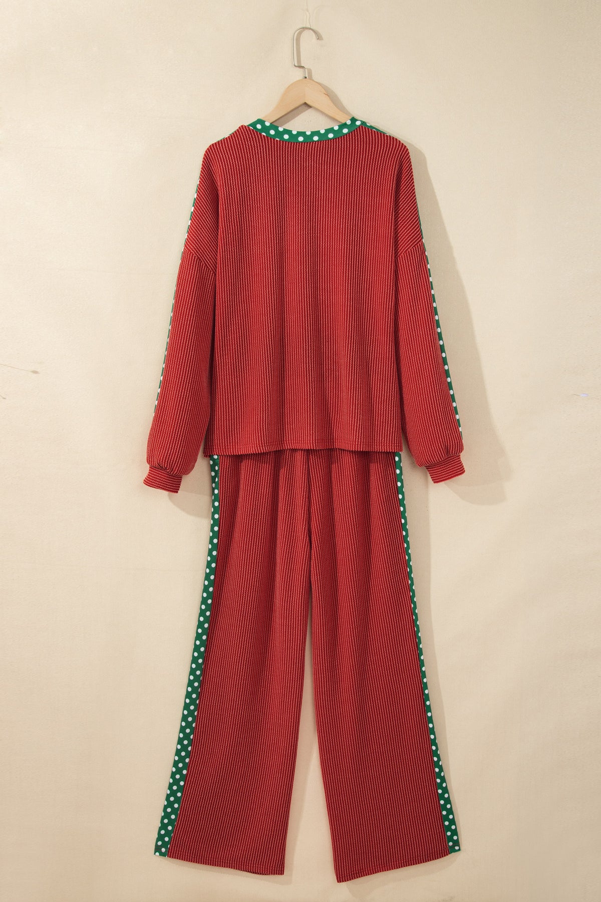 Conjunto de 2 piezas rojo y acogedor de manga larga: pantalón y top con diseño de parches acanalados y detalles de lunares.