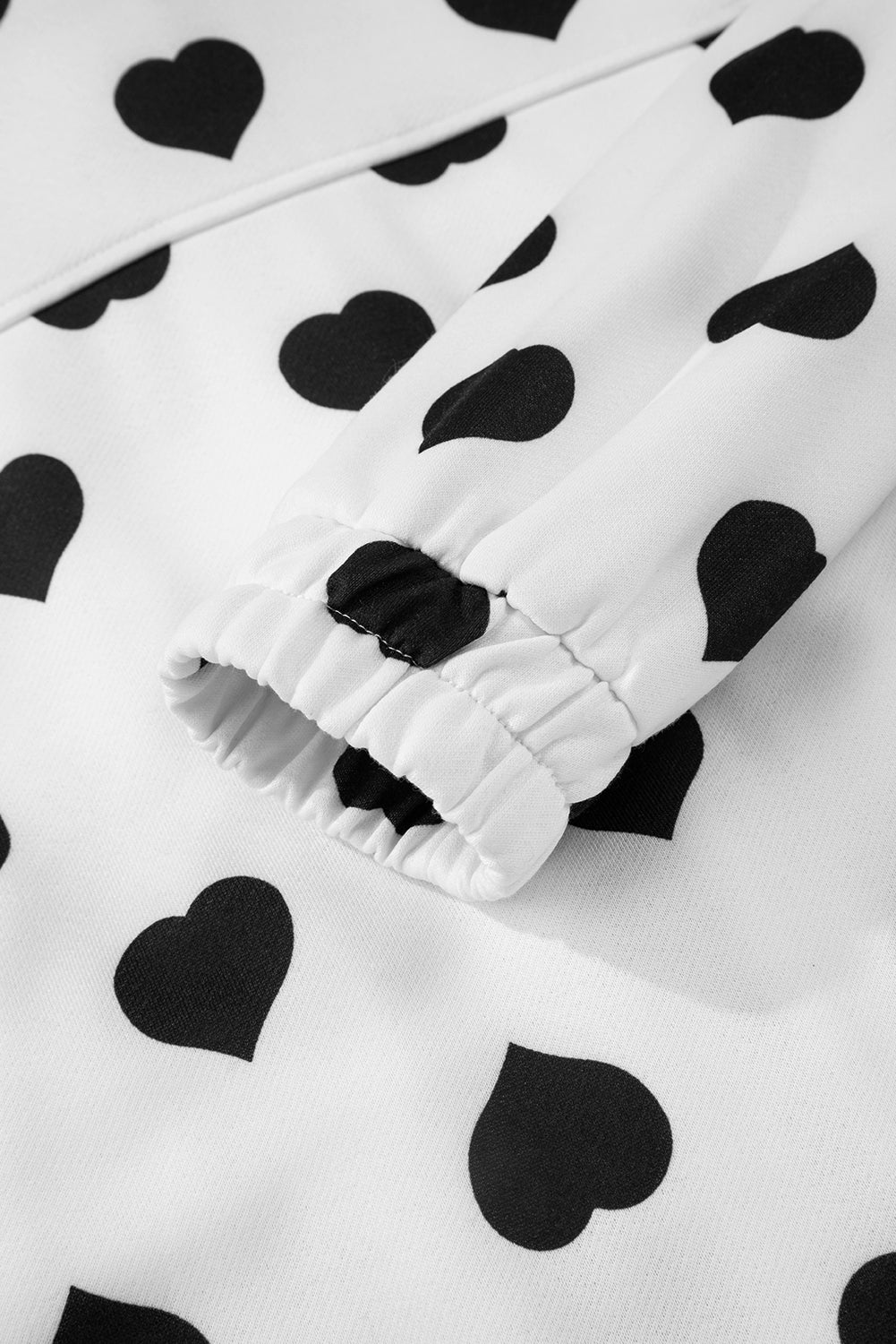 Chaqueta blanca con cremallera, cuello, estampado de corazones y bolsillos de doble solapa