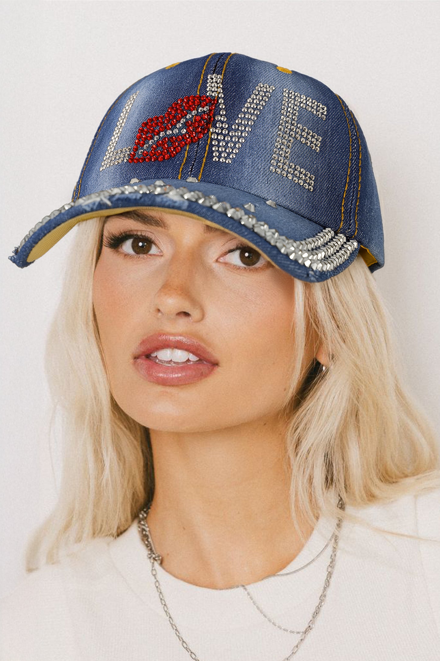 Gorra de béisbol de mezclilla Ashleigh con diseño de labios y la palabra "LOVE" adornada con pedrería azul
