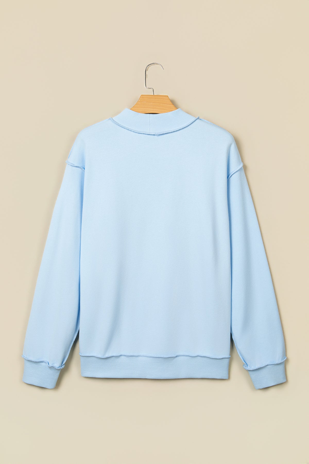 Sudadera holgada de color marrón oscuro con cuello alzado y estampado del eslogan «Jesus Saves»