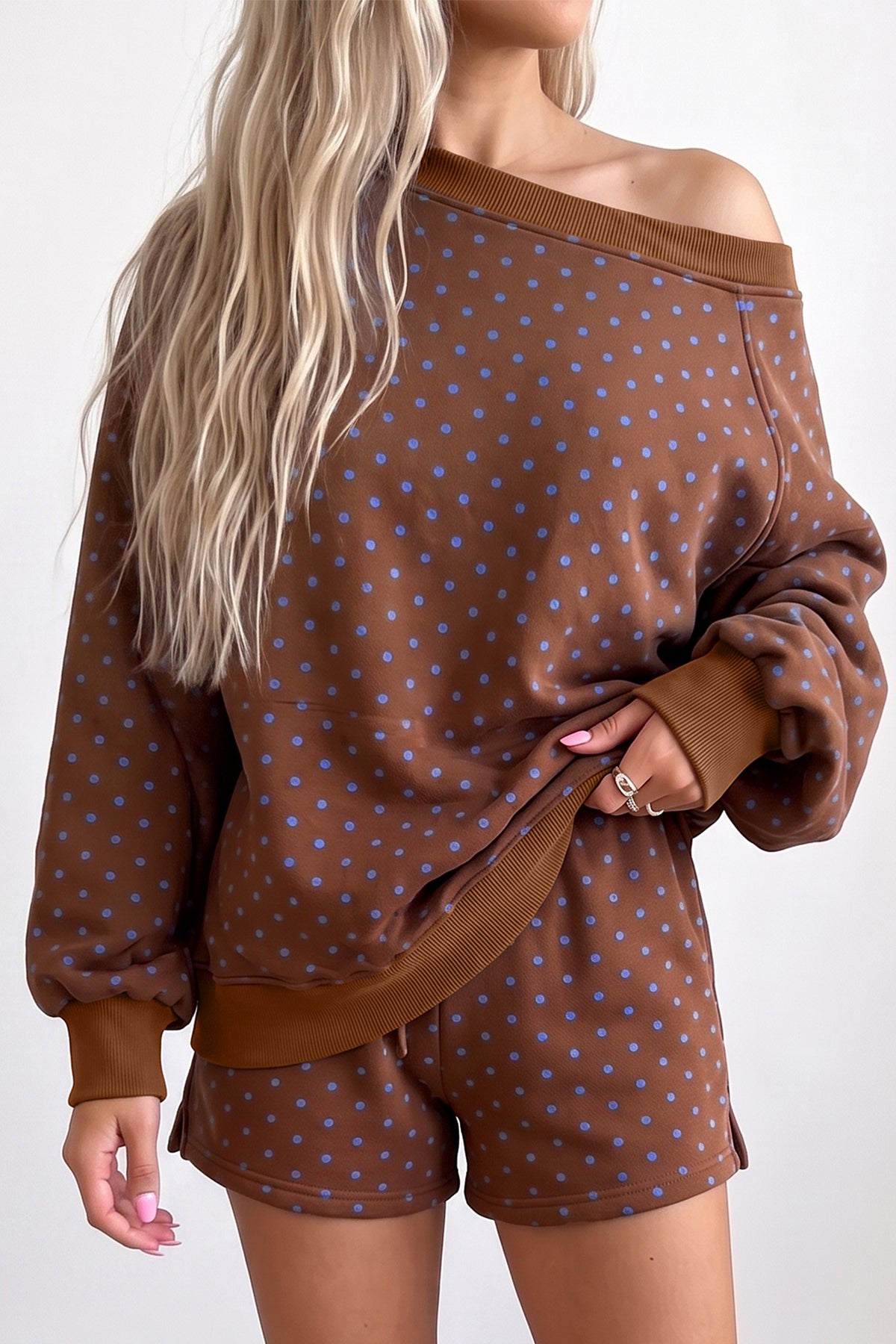 Conjunto de 2 piezas: blusa de manga larga holgada y shorts con cordón, estampado de lunares marrones.