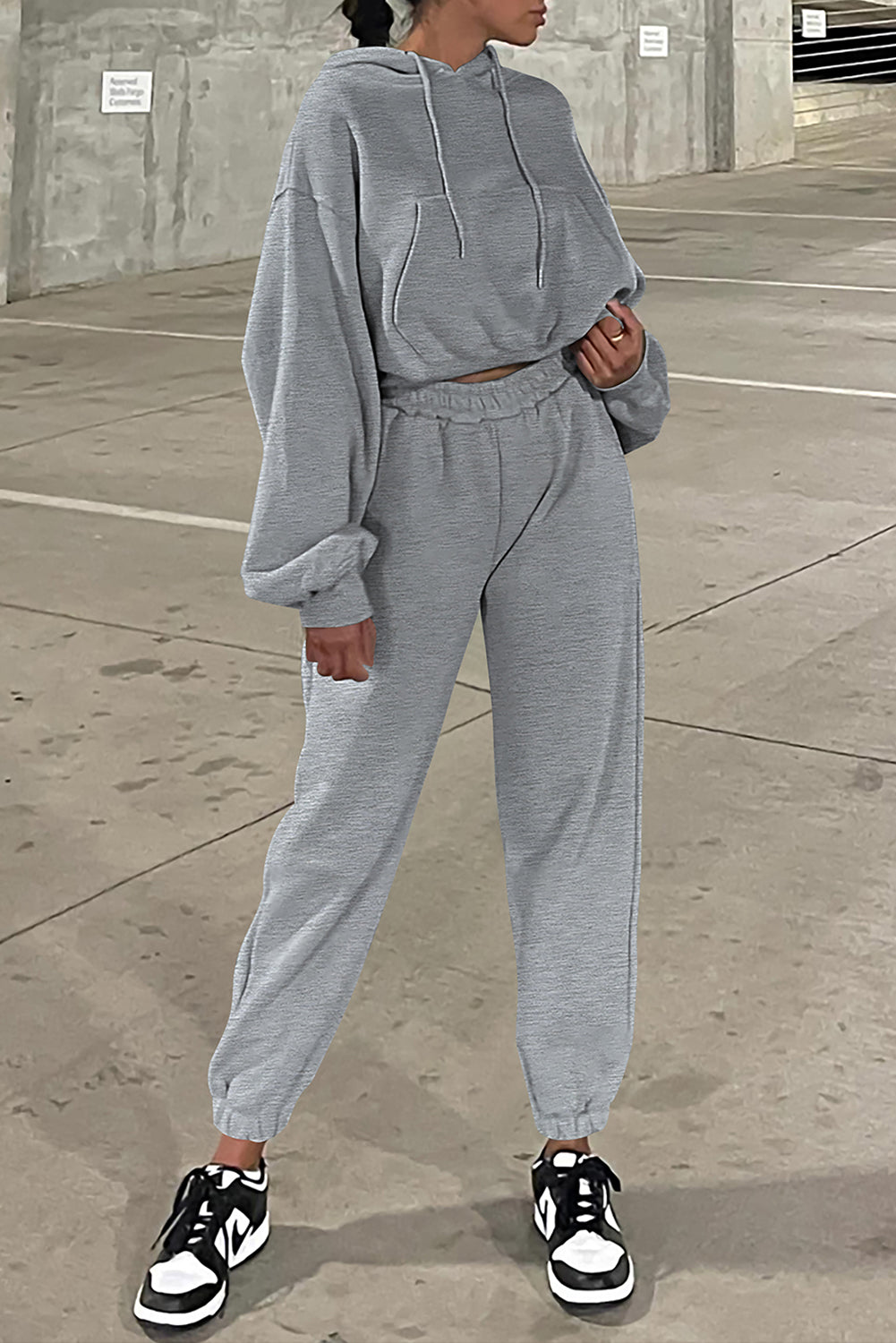 Conjunto deportivo con sudadera con capucha y pantalones deportivos de hombros caídos en gris liso - Bego Fashion