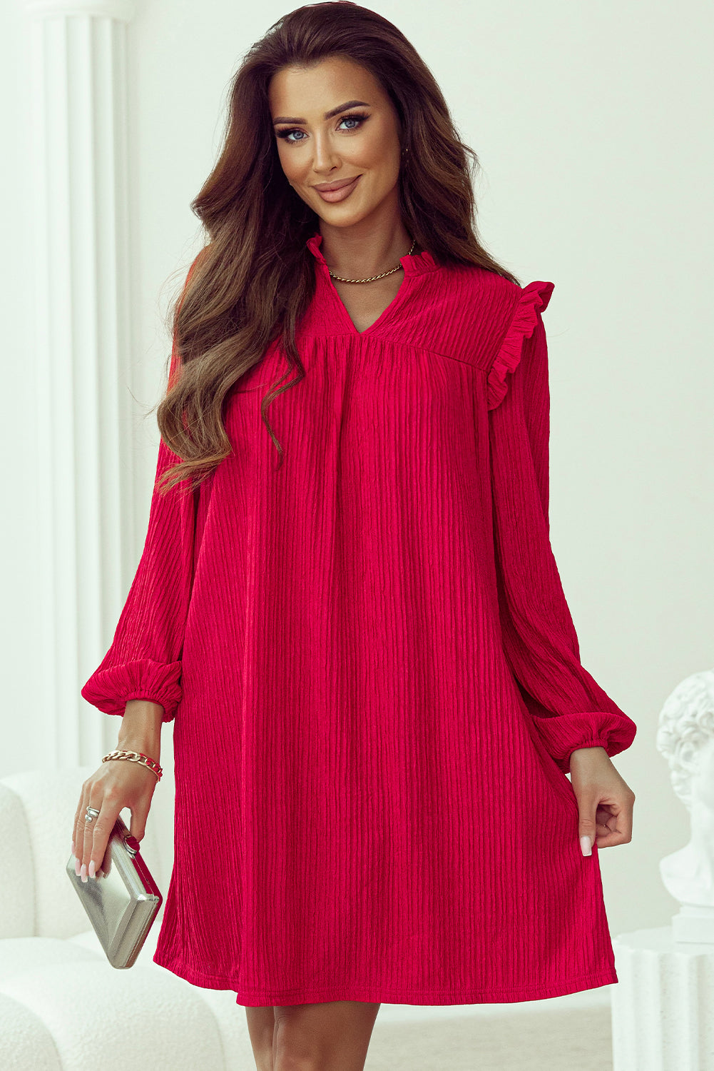Minivestido rojo intenso de corte holgado con cuello en V y ribete de volantes texturizado