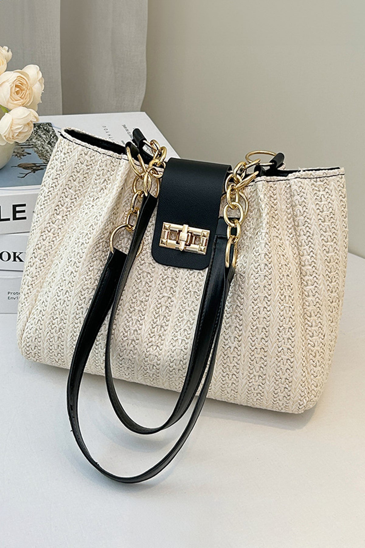 Bolso tote negro de piel sintética con textura tejida y asa de cadena