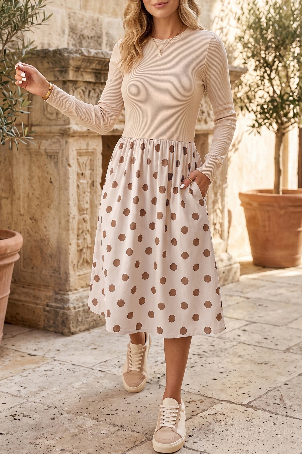 Vestido midi de manga larga con estampado de lunares en color beige