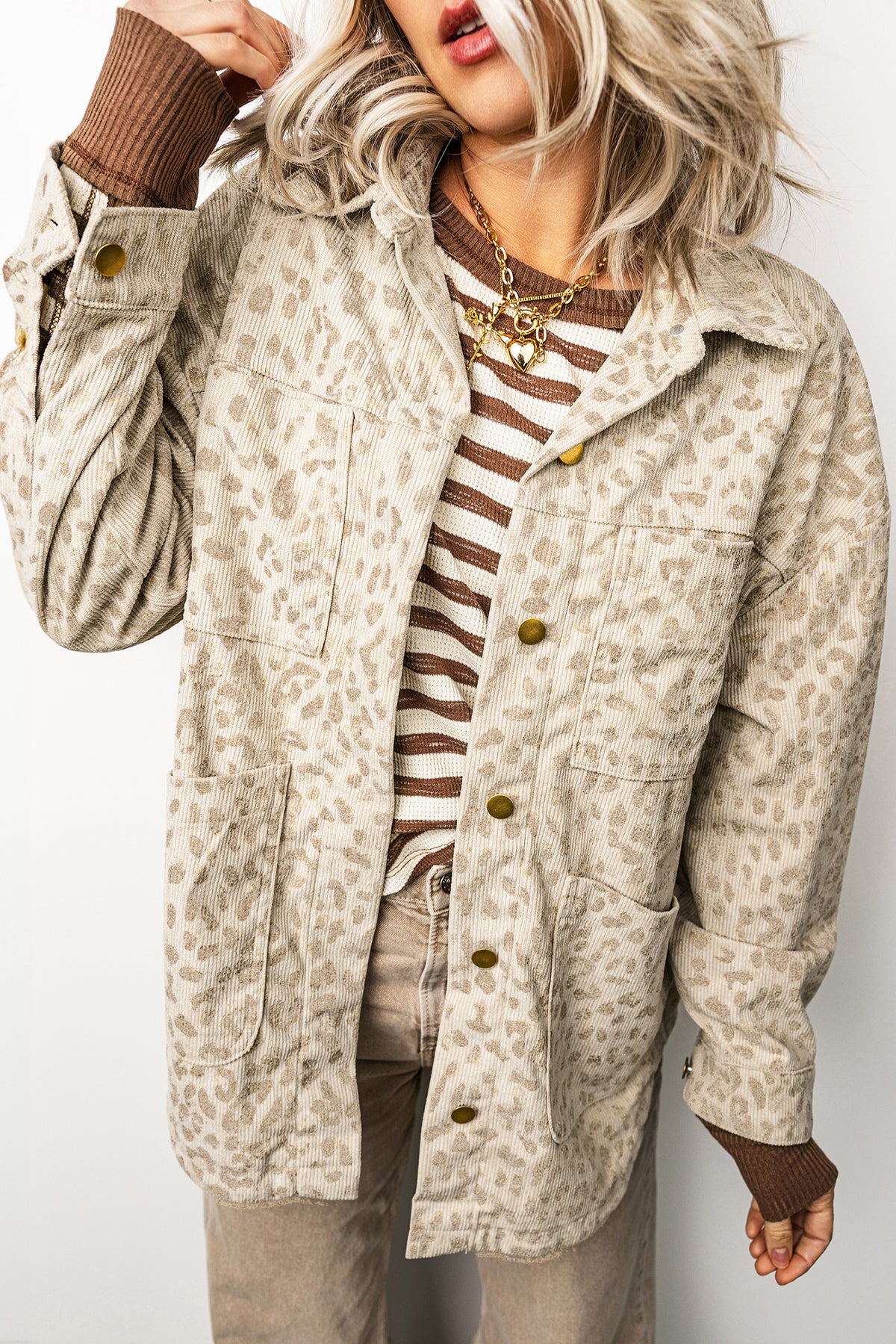 Chaqueta de pana color caqui con estampado de leopardo, cuello camisero, manga larga y corte regular.