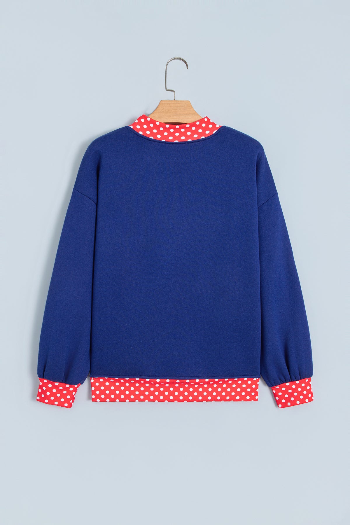 Sudadera rojo intenso con estampado de letras y lunares, cuello perkins y ribetes en contraste
