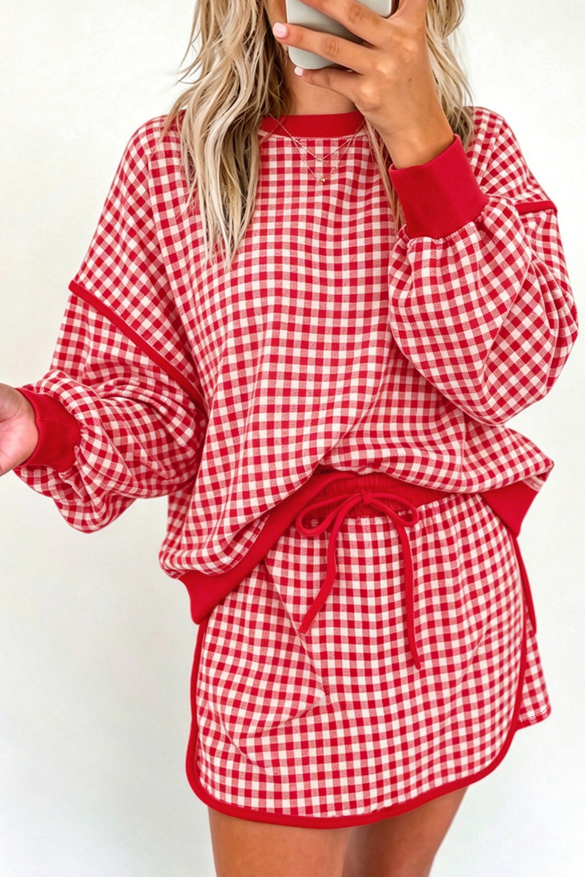 Conjunto de top de manga larga con cuello redondo, acabado acanalado y estampado de cuadros vichy rosas, y falda-pantalón (skort)