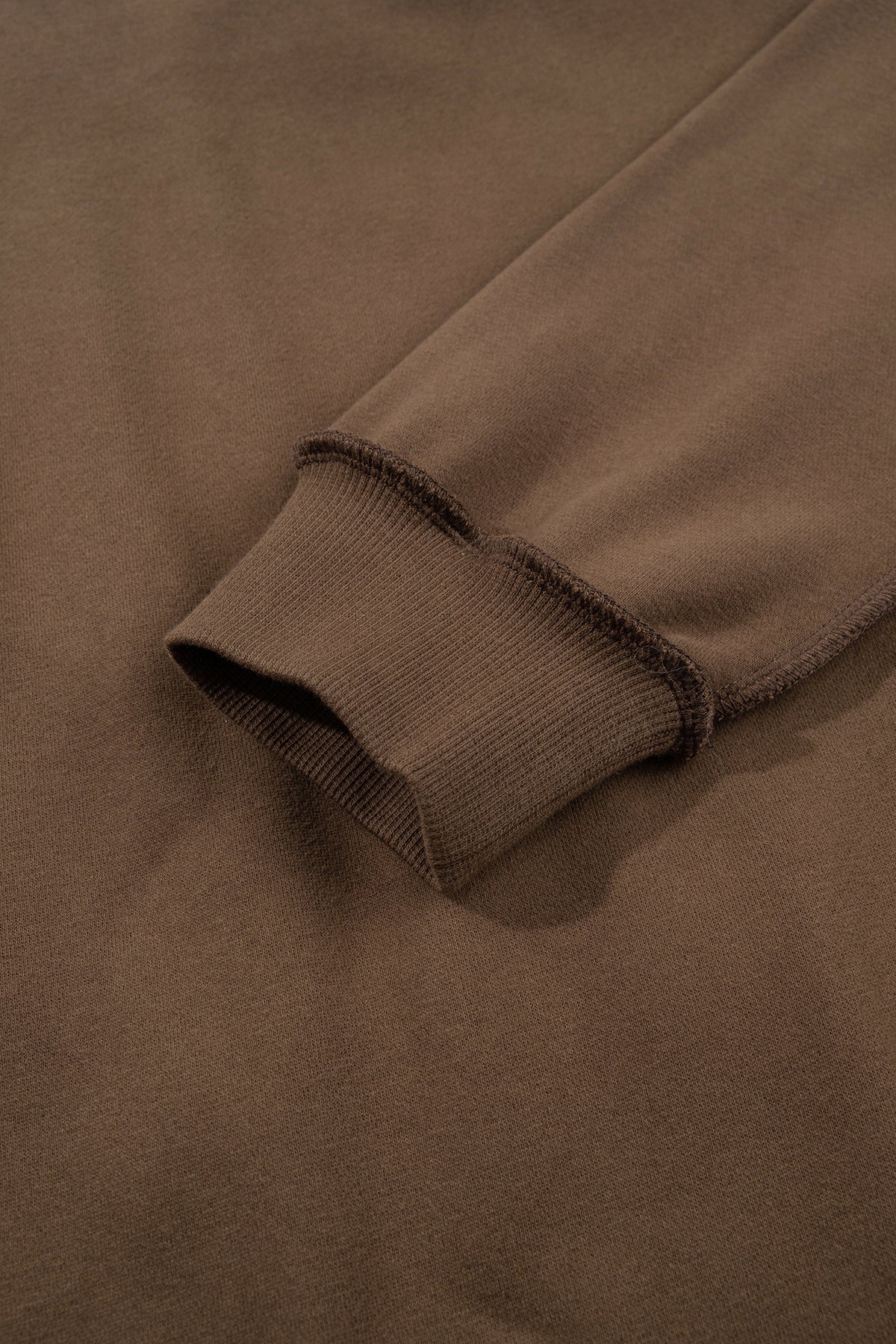 Sudadera holgada de color marrón oscuro con cuello alzado y estampado del eslogan «Jesus Saves»